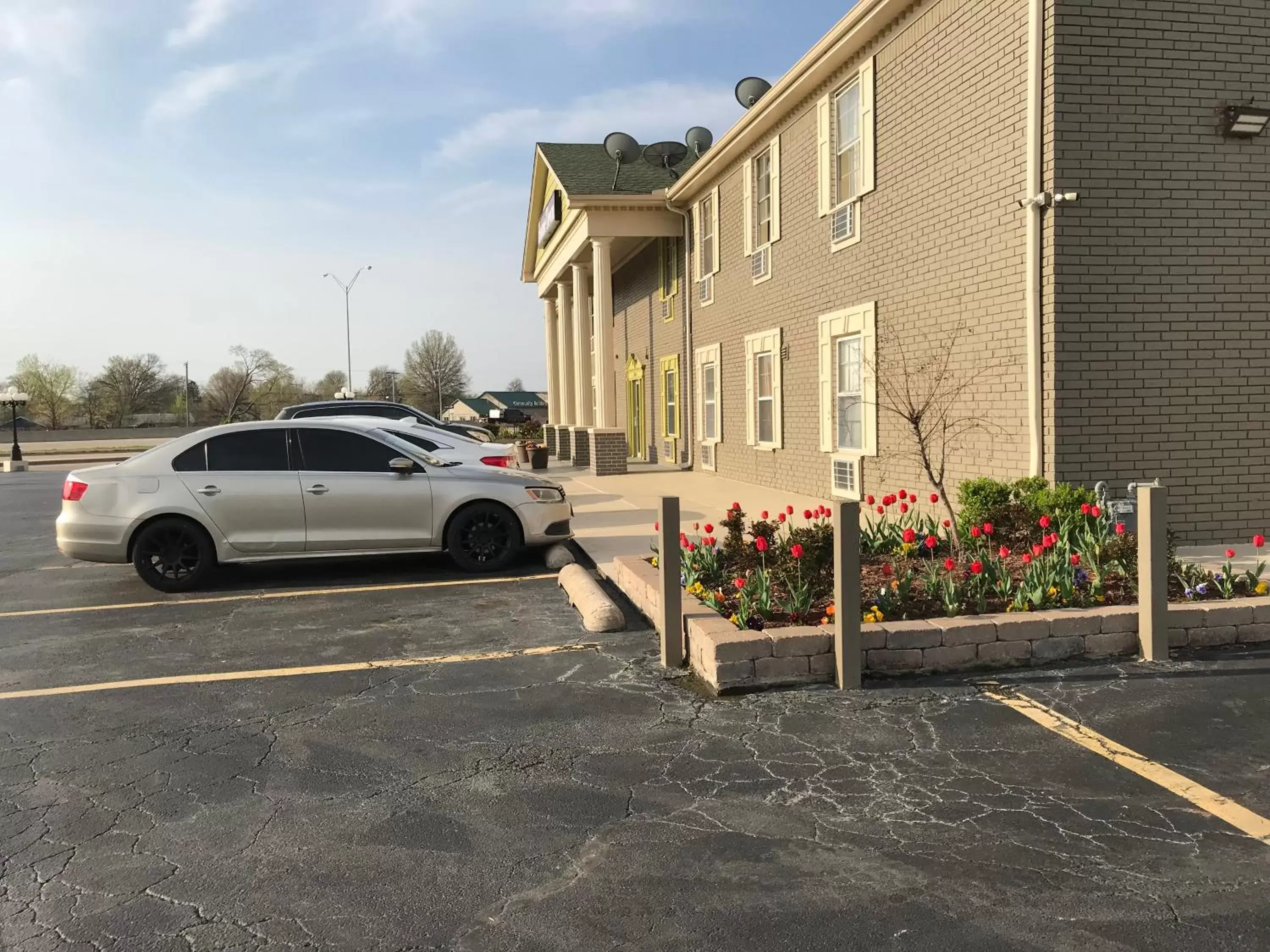 Property Building in Hometown Inn & Suites