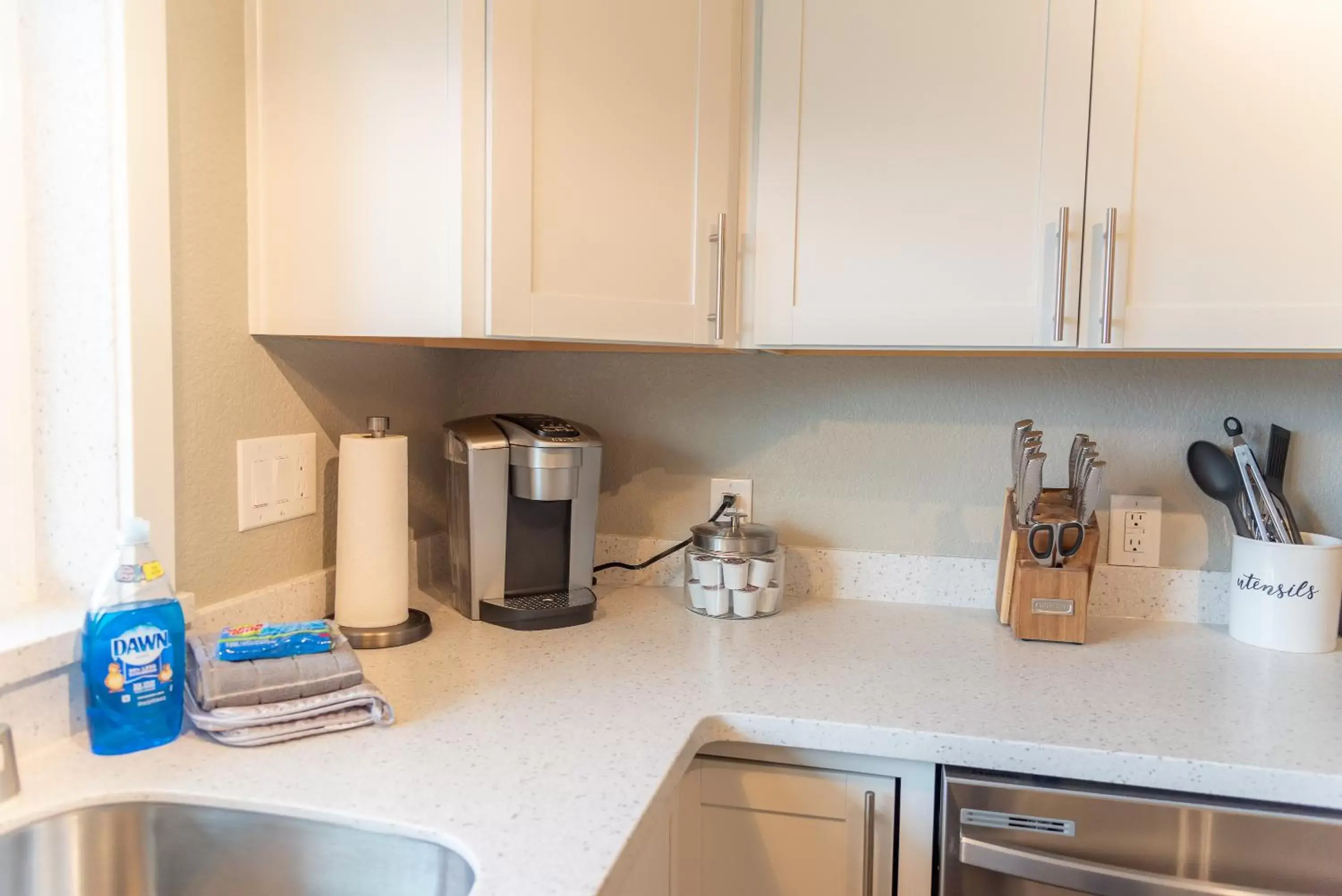 Coffee/tea facilities in Colony Suites