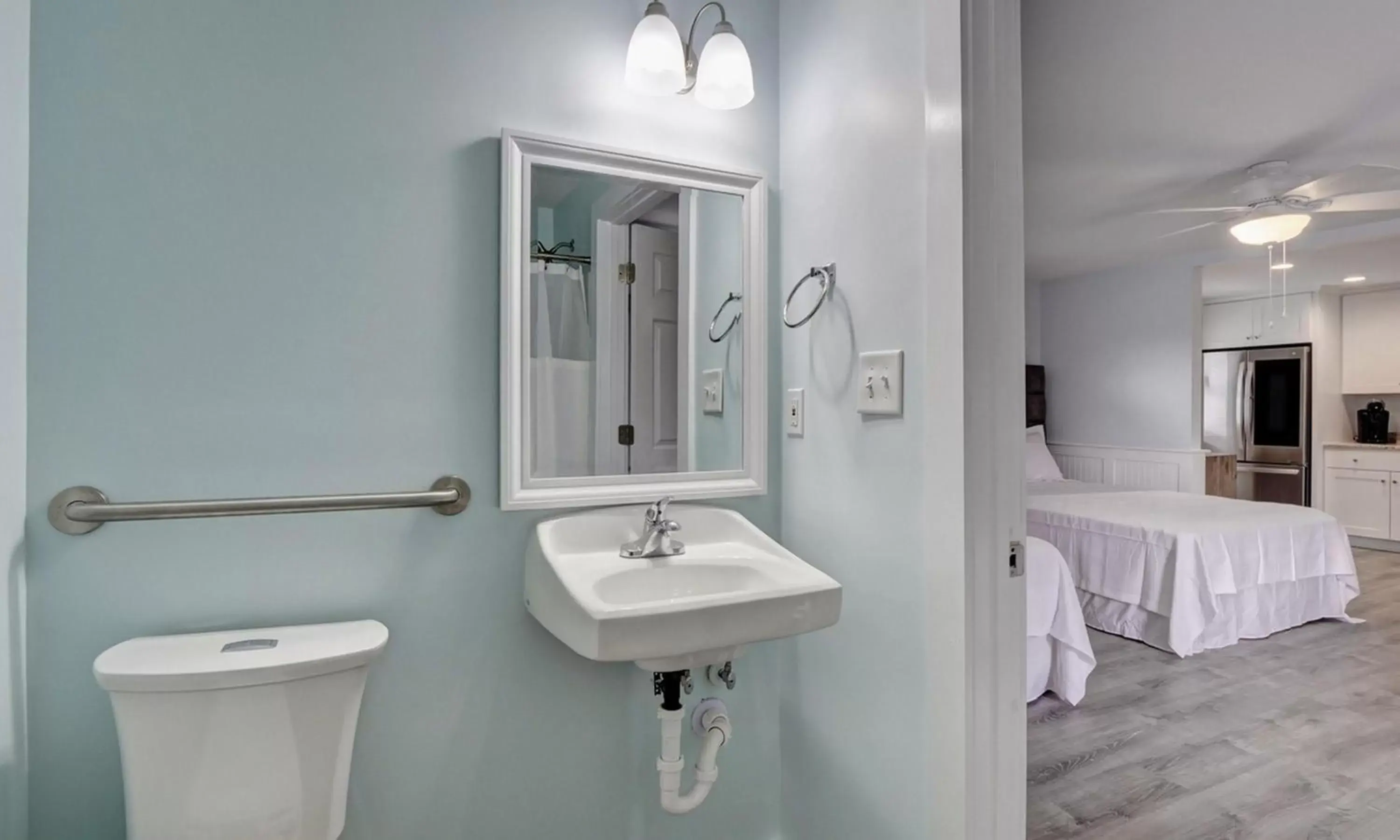 Bathroom in Loggerhead Inn and Suites by Carolina Retreats