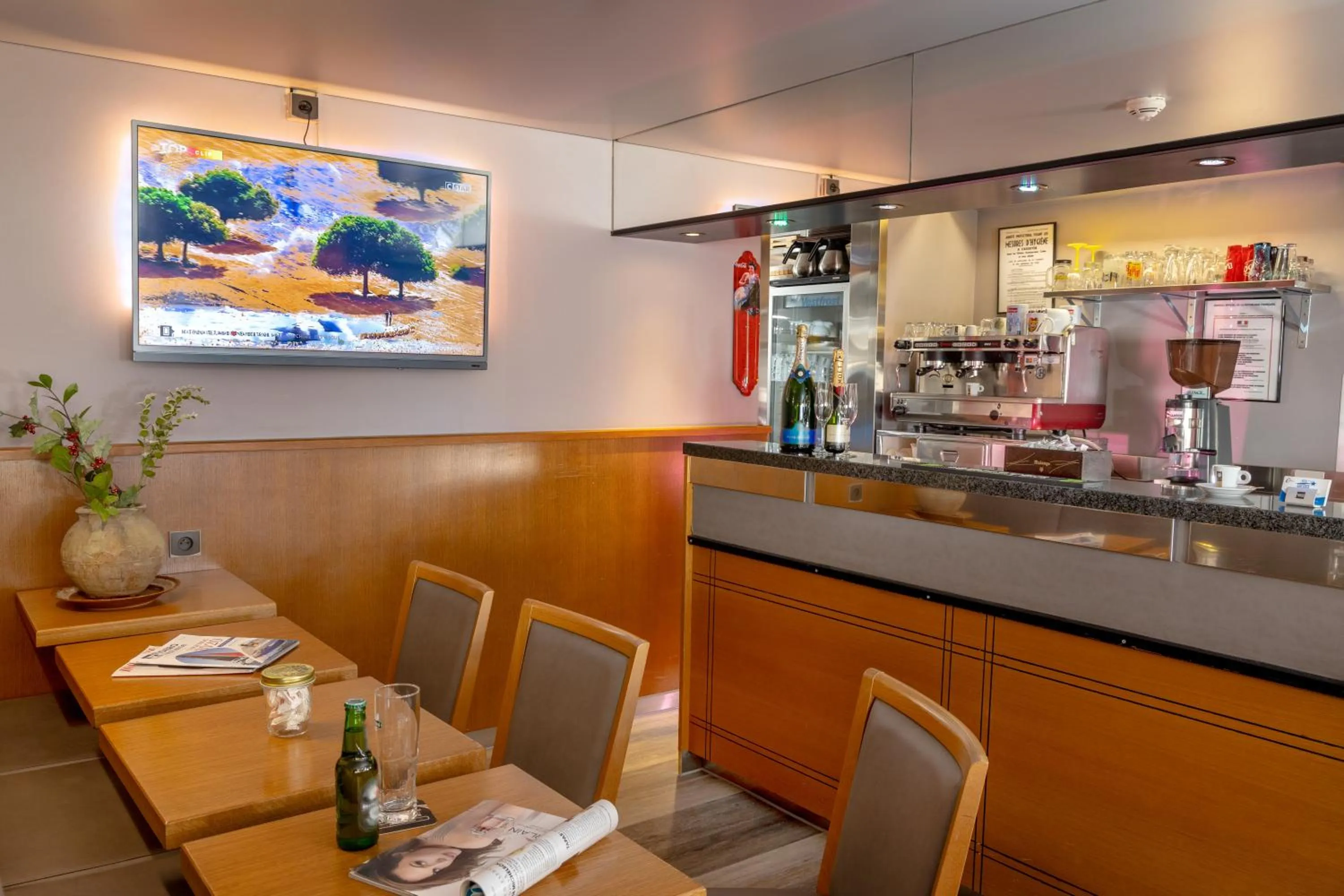 Lounge or bar in The Originals City, Hôtel Galaxie, Nice Aéroport