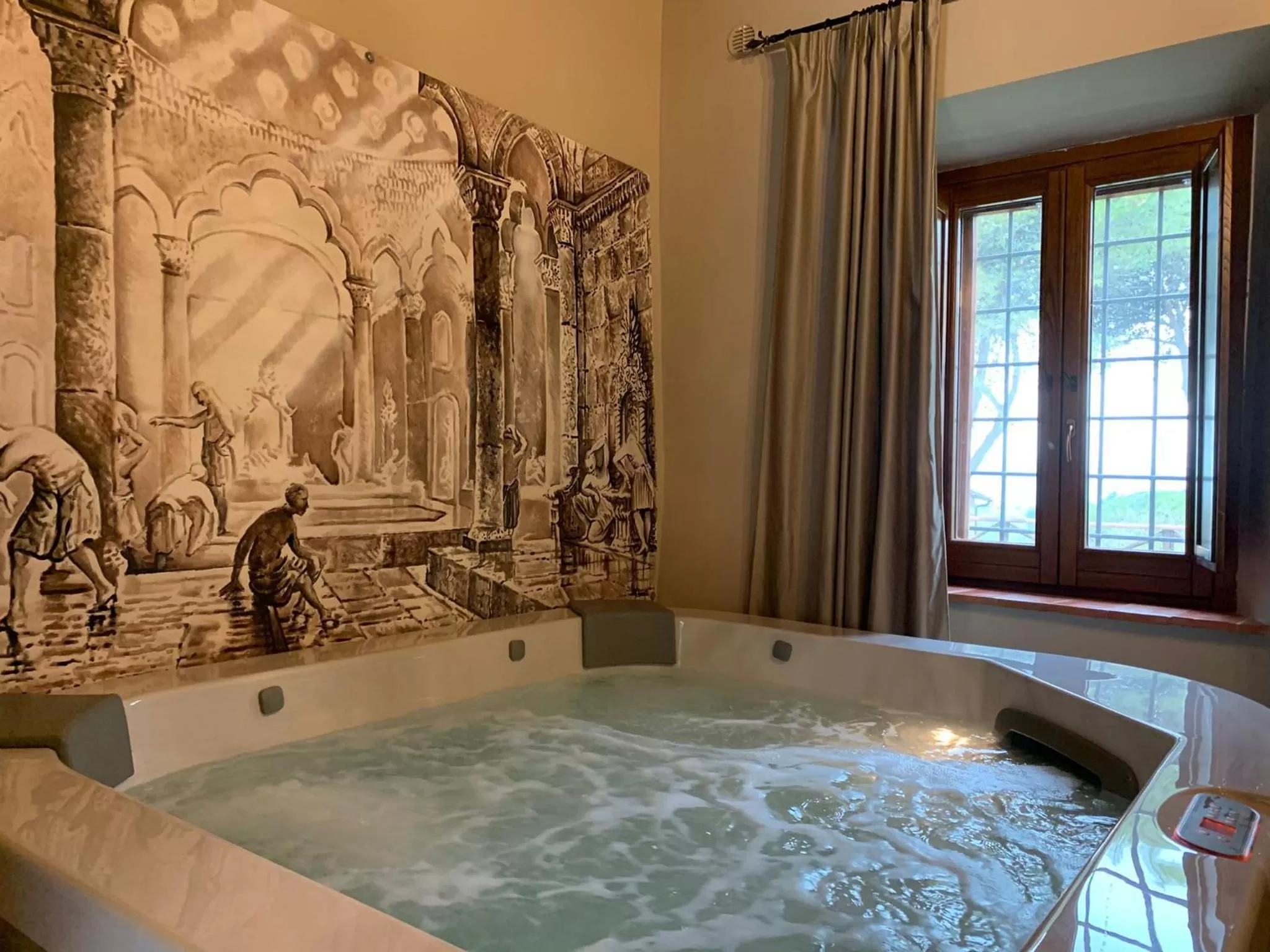 Hot Tub in Borgo Petroro