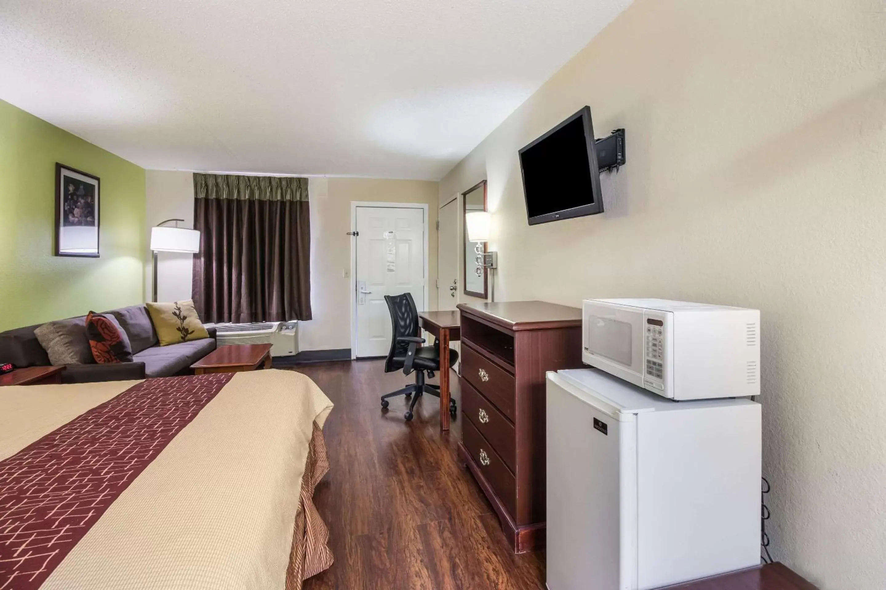 Photo of the whole room, Bed in Rodeway Inn Bolivar Photo of the whole room, Bed in Rodeway Inn Bolivar