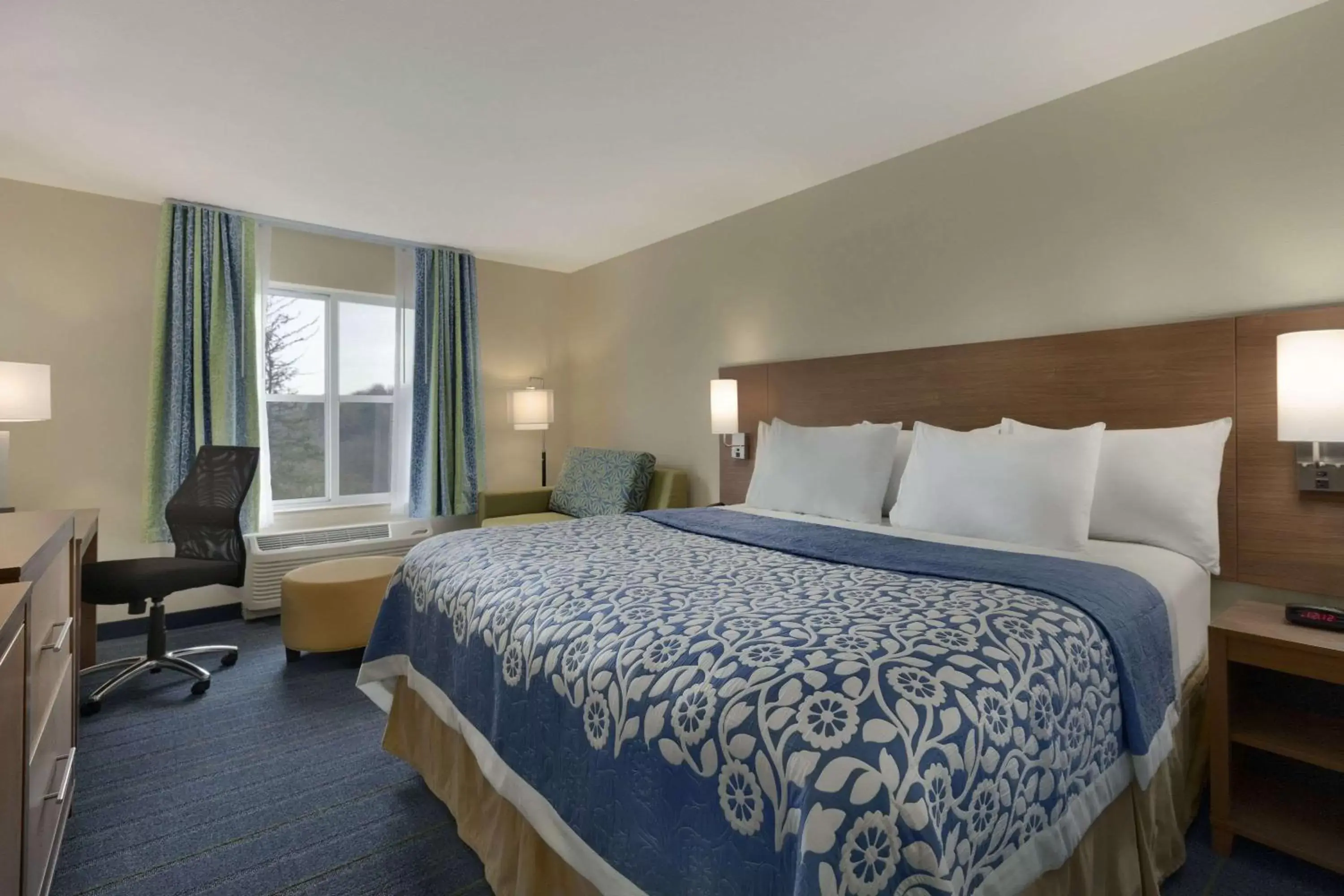Photo of the whole room, Bed in Days Inn & Suites by Wyndham Altoona