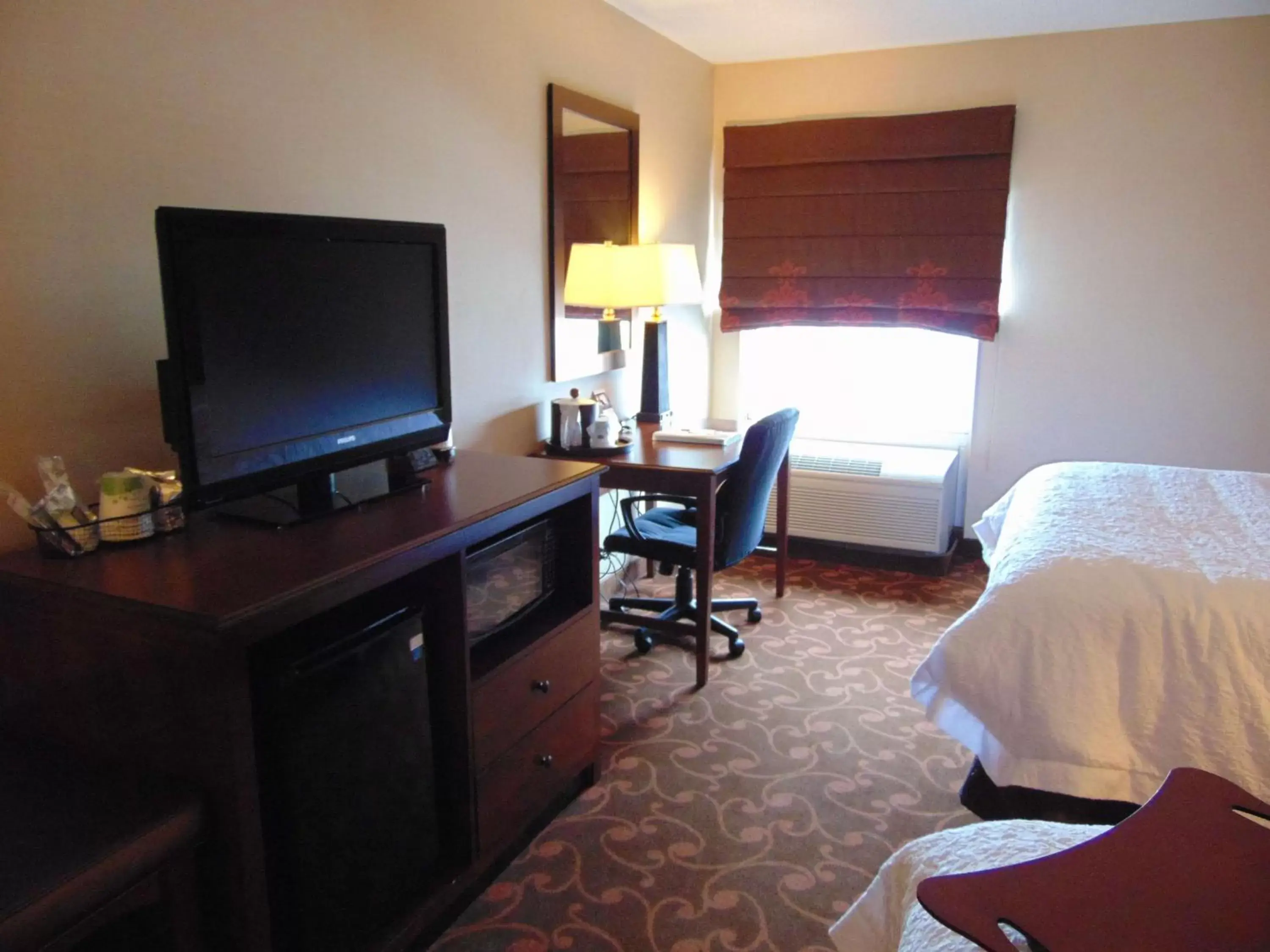 Bedroom, TV/Entertainment Center in Hampton Inn & Suites Cleveland-Southeast-Streetsboro