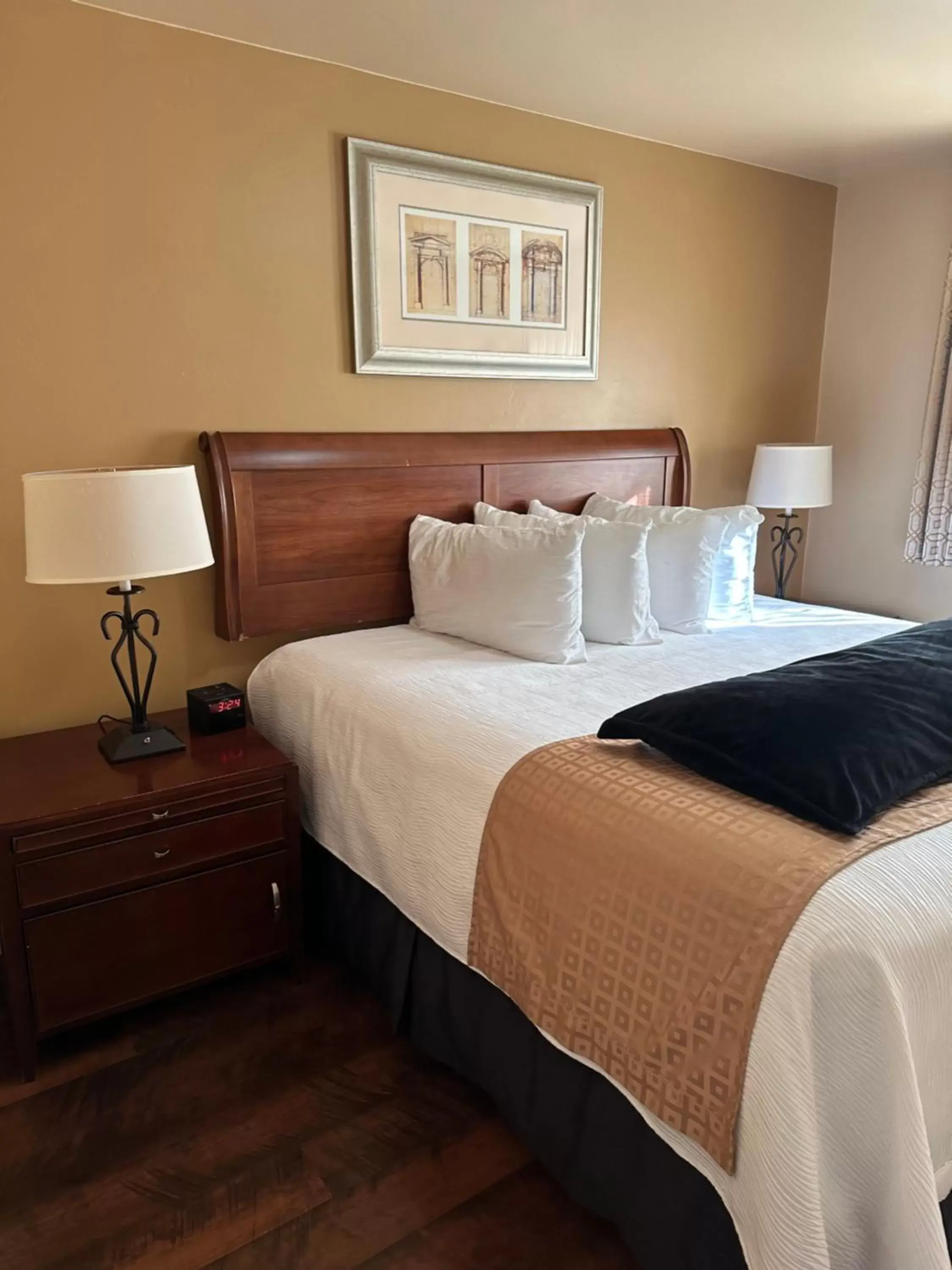 Bed in Abram Inn & Suites