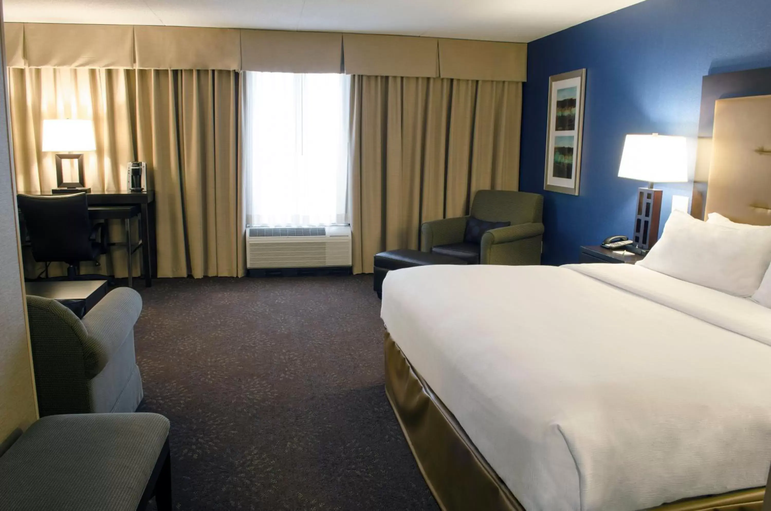 Photo of the whole room, Bed in Holiday Inn Fargo, an IHG Hotel