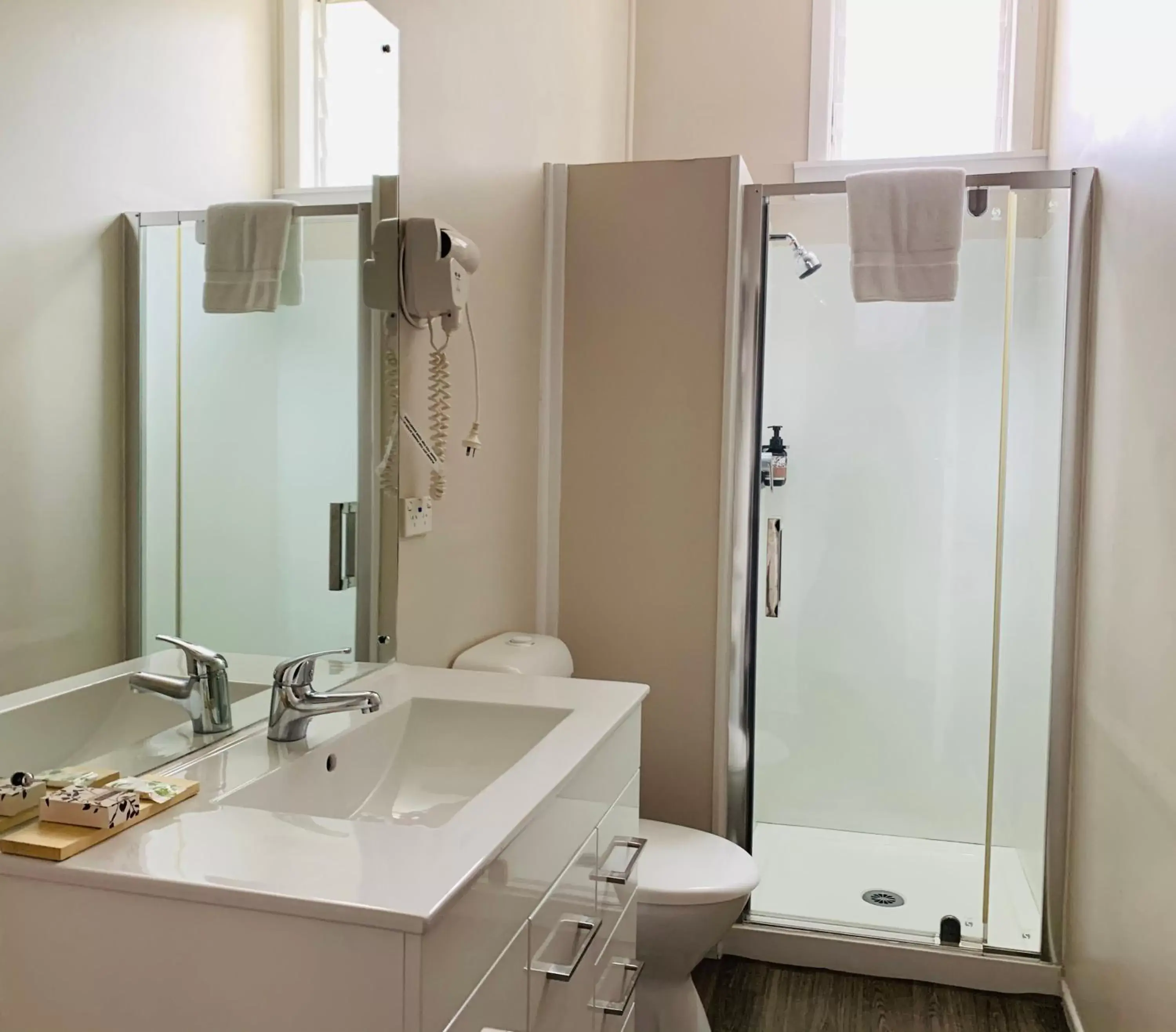 Bathroom in Alpers Lodge & Conference Centre