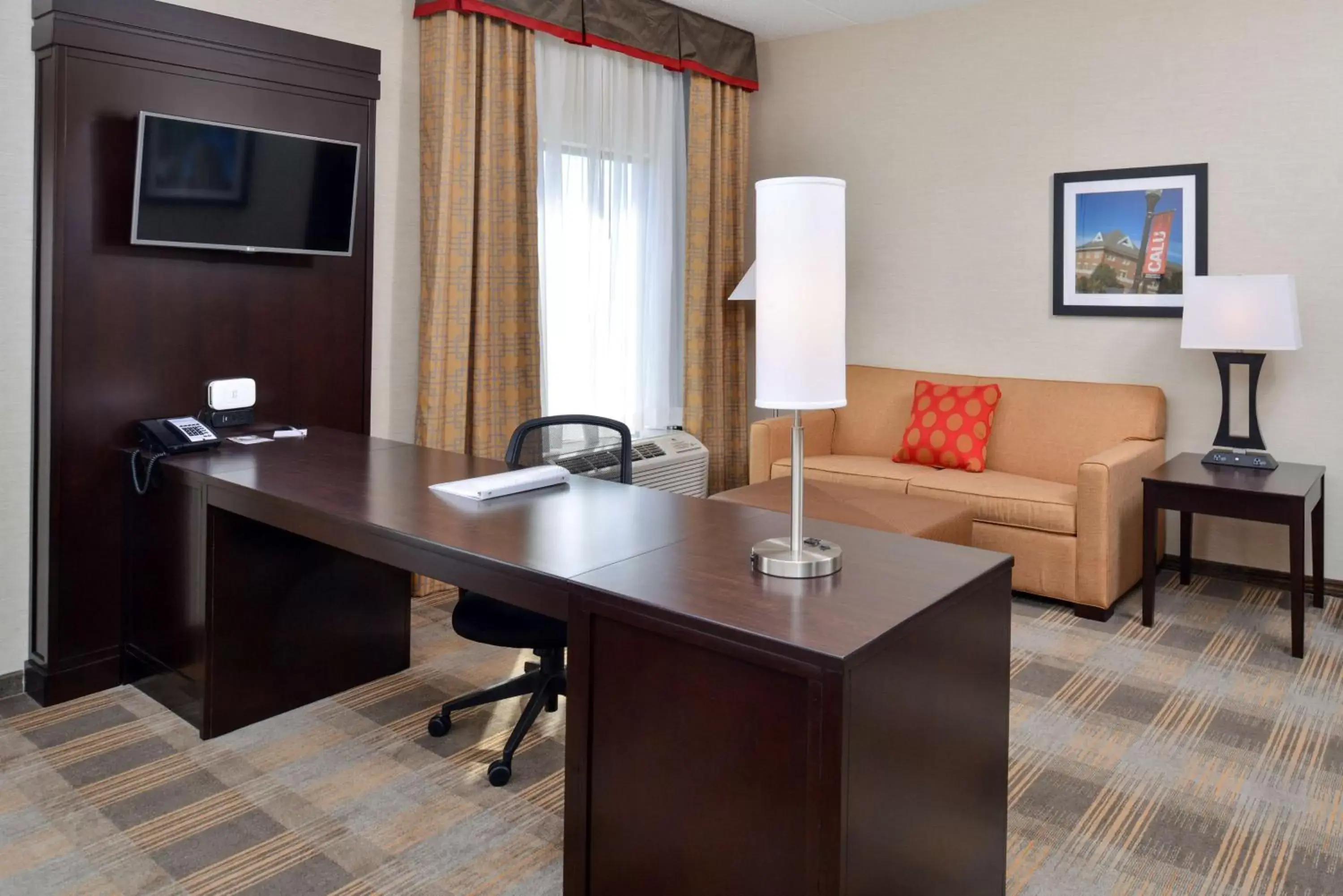 Living room, Seating Area in Hampton Inn & Suites California University-Pittsburgh