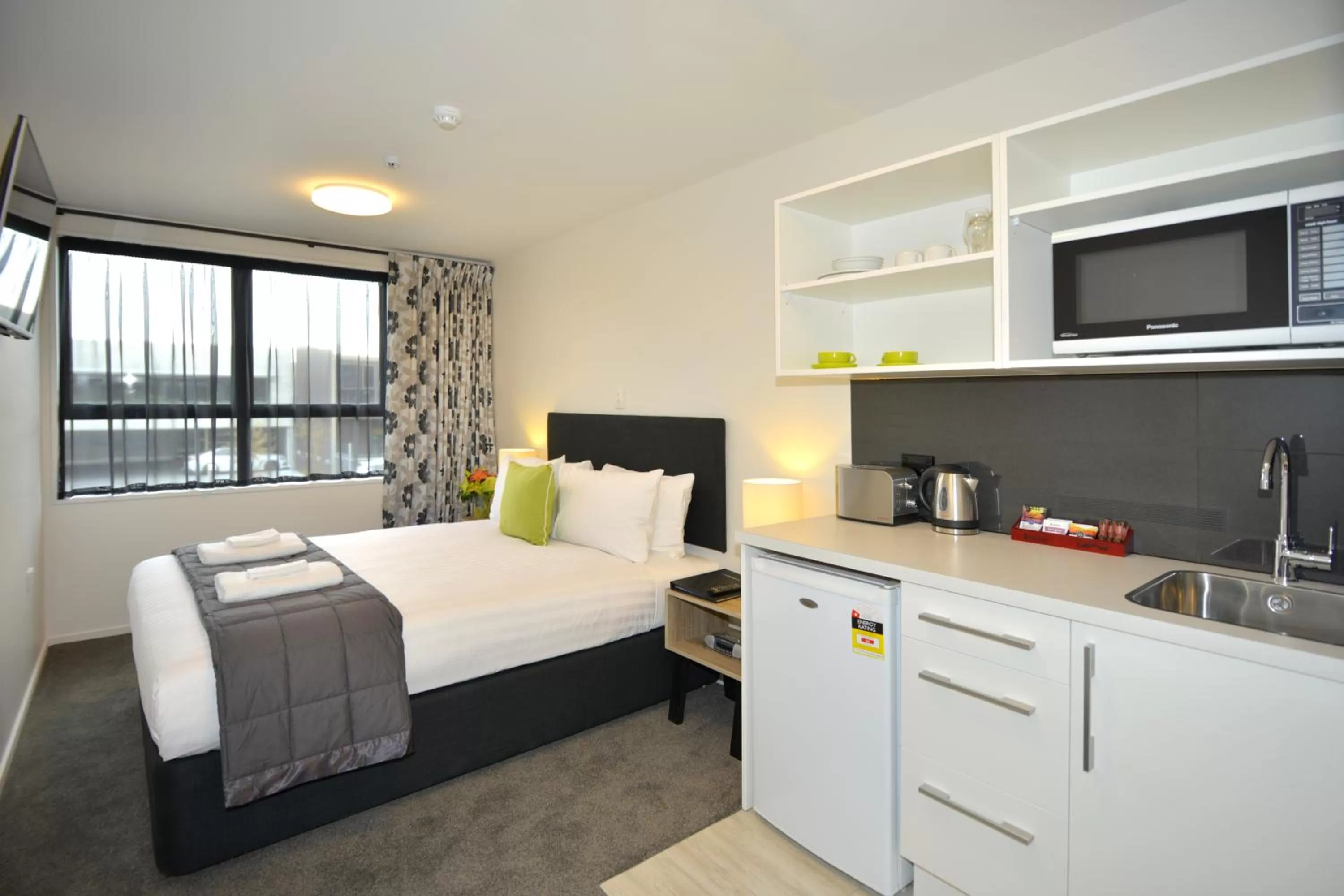 Kitchen or kitchenette, Bed in Southwark Hotel & Apartments