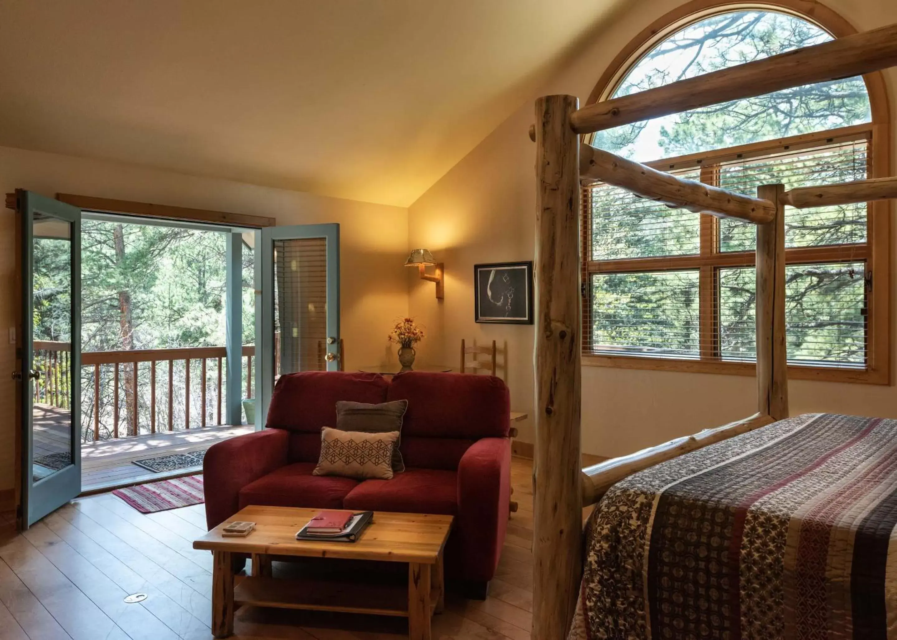 Seating Area in Romantic RiverSong Inn