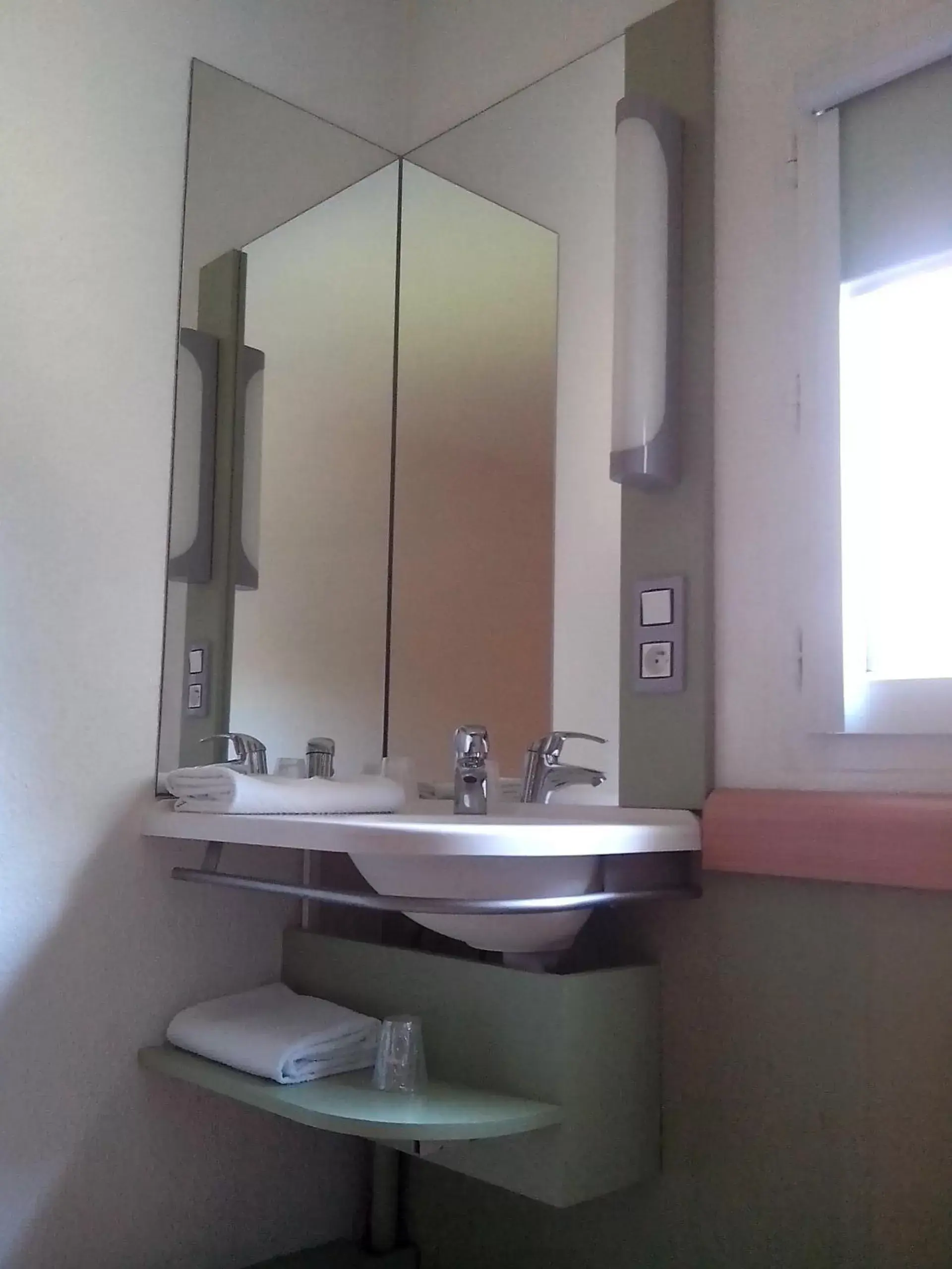 Bathroom in ibis budget Poitiers Sud
