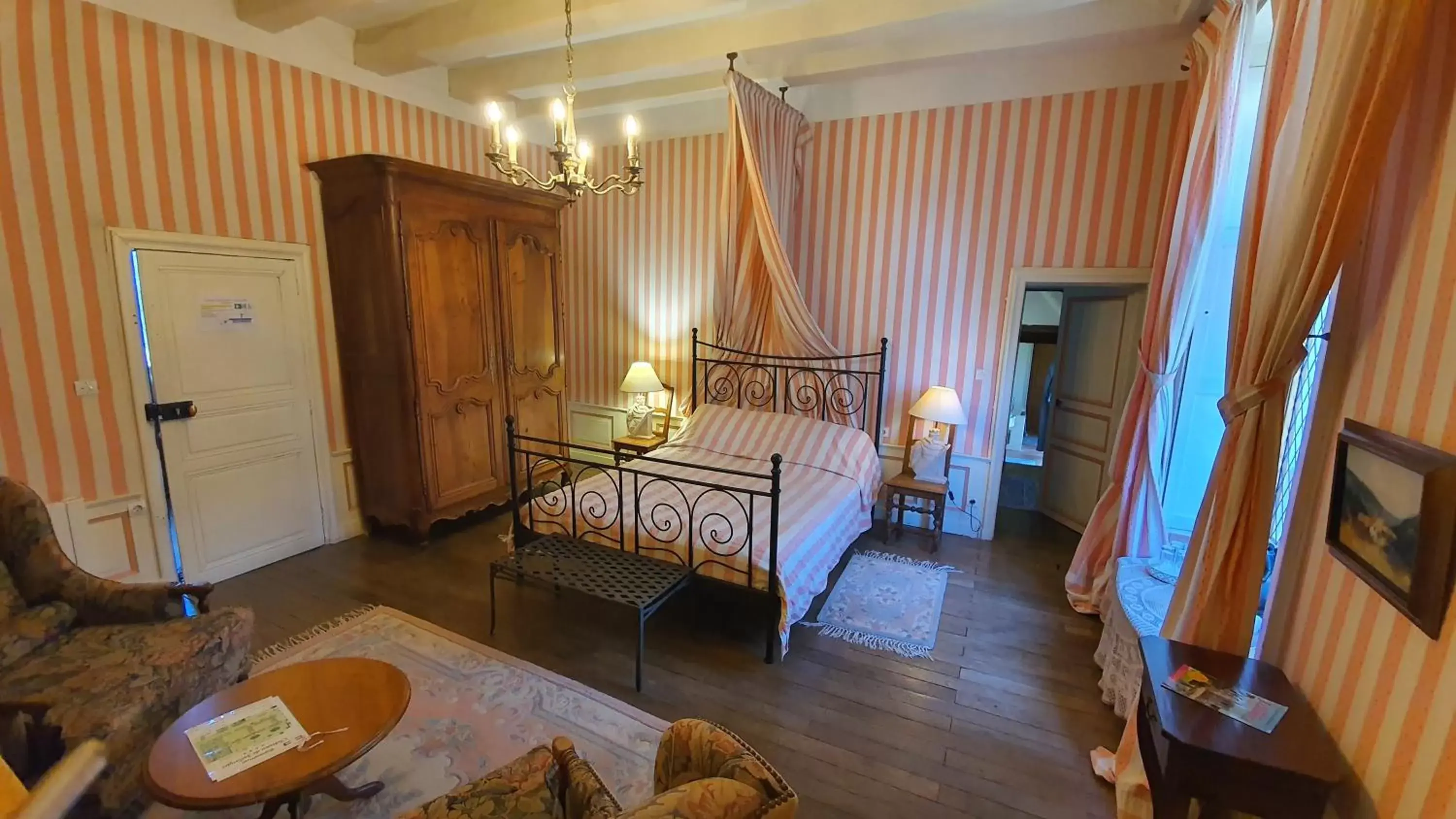 Photo of the whole room, Bed in Chateau de Jallanges - Les Collectionneurs