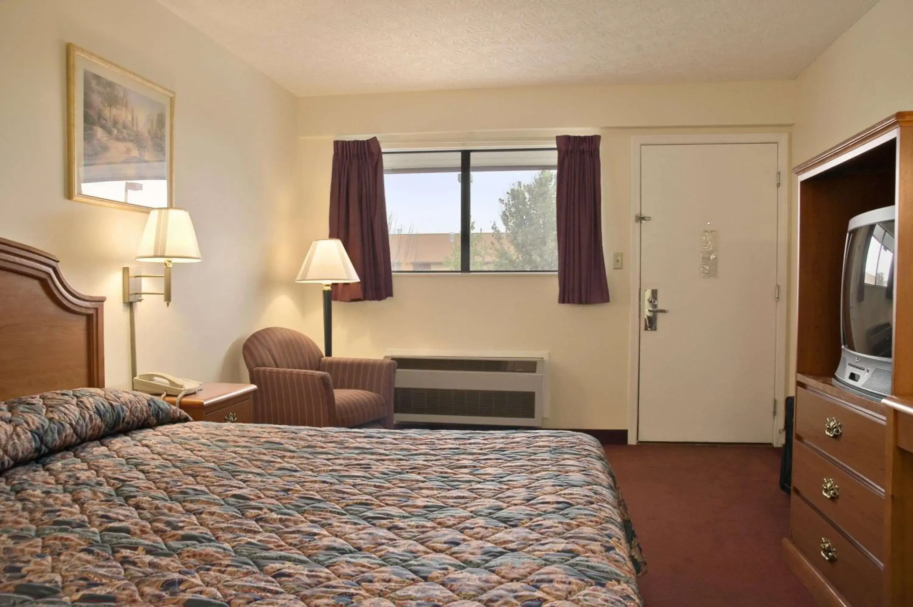 Photo of the whole room, Bed in Days Inn by Wyndham Plainfield