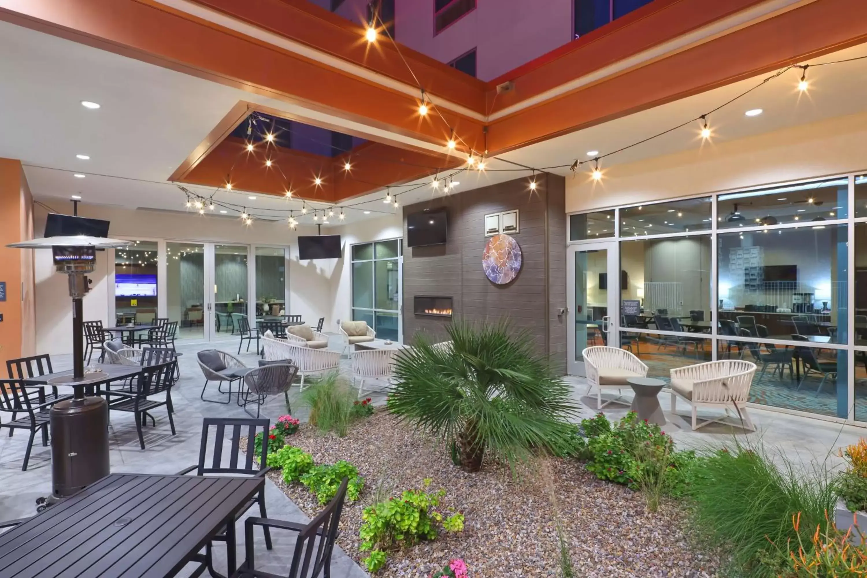 Inner courtyard view, Restaurant/Places to Eat in Hilton Garden Inn Chandler Downtown