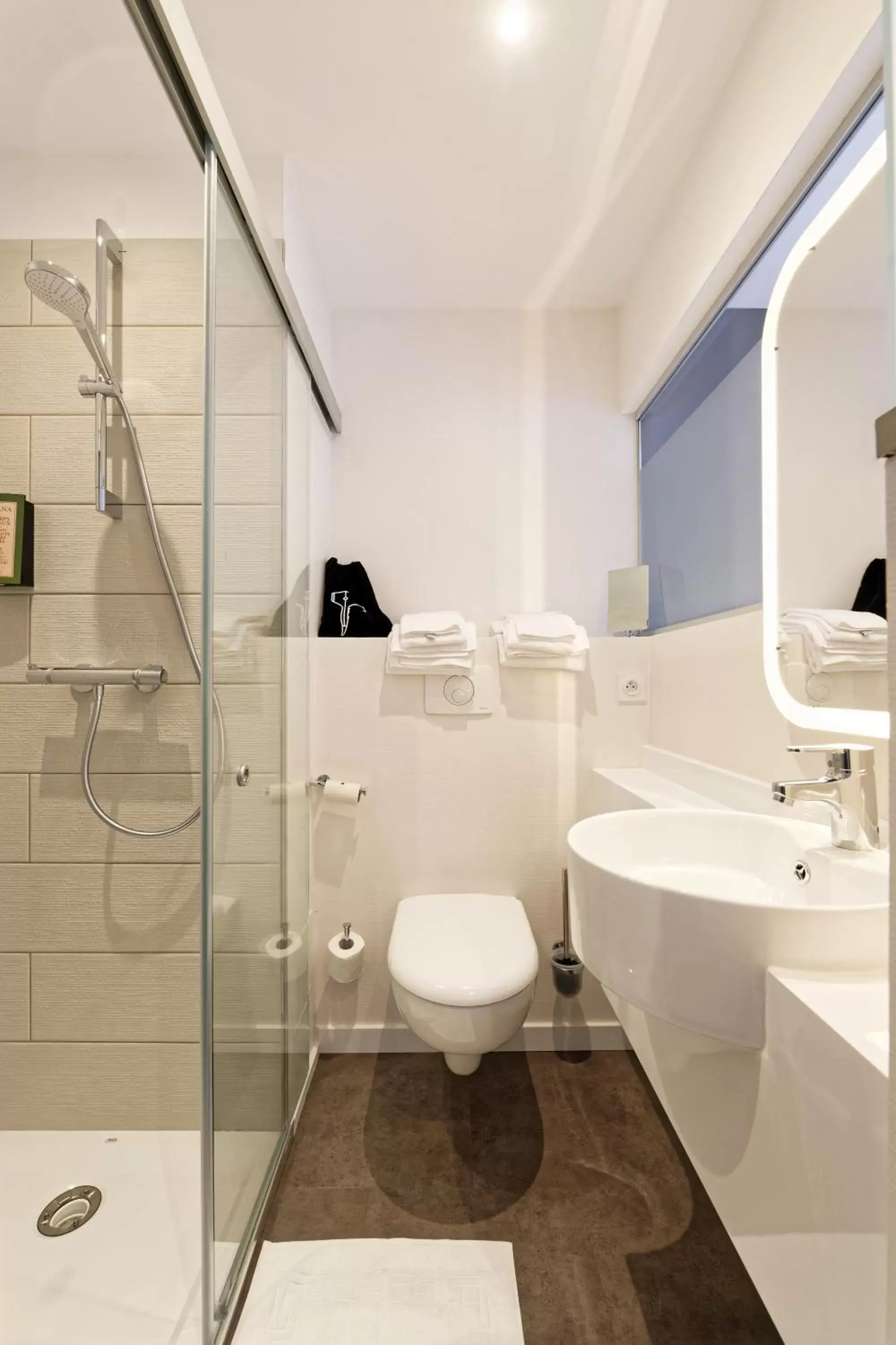 Shower, Bathroom in Hôtel de la Gare
