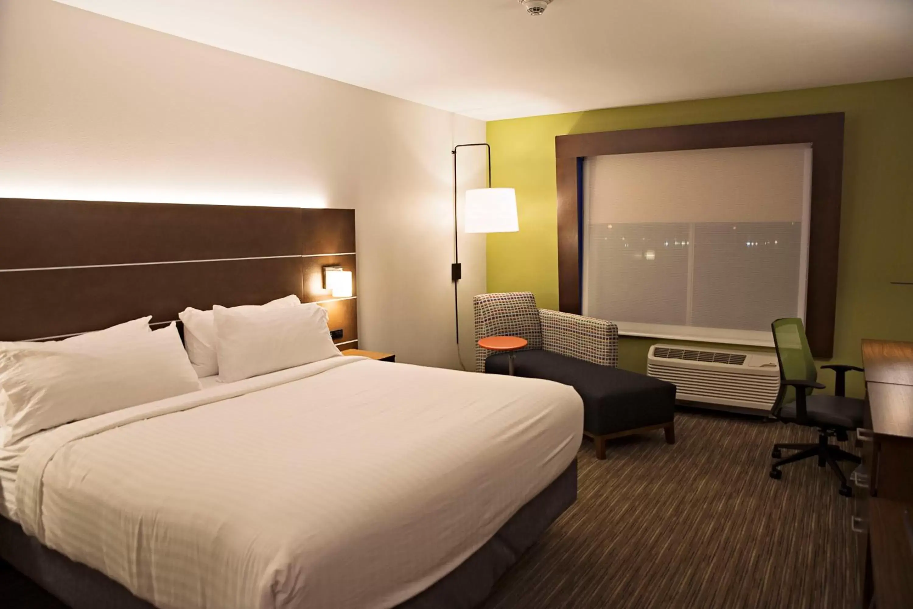 Photo of the whole room, Bed in Holiday Inn Express & Suites - Rantoul, an IHG Hotel