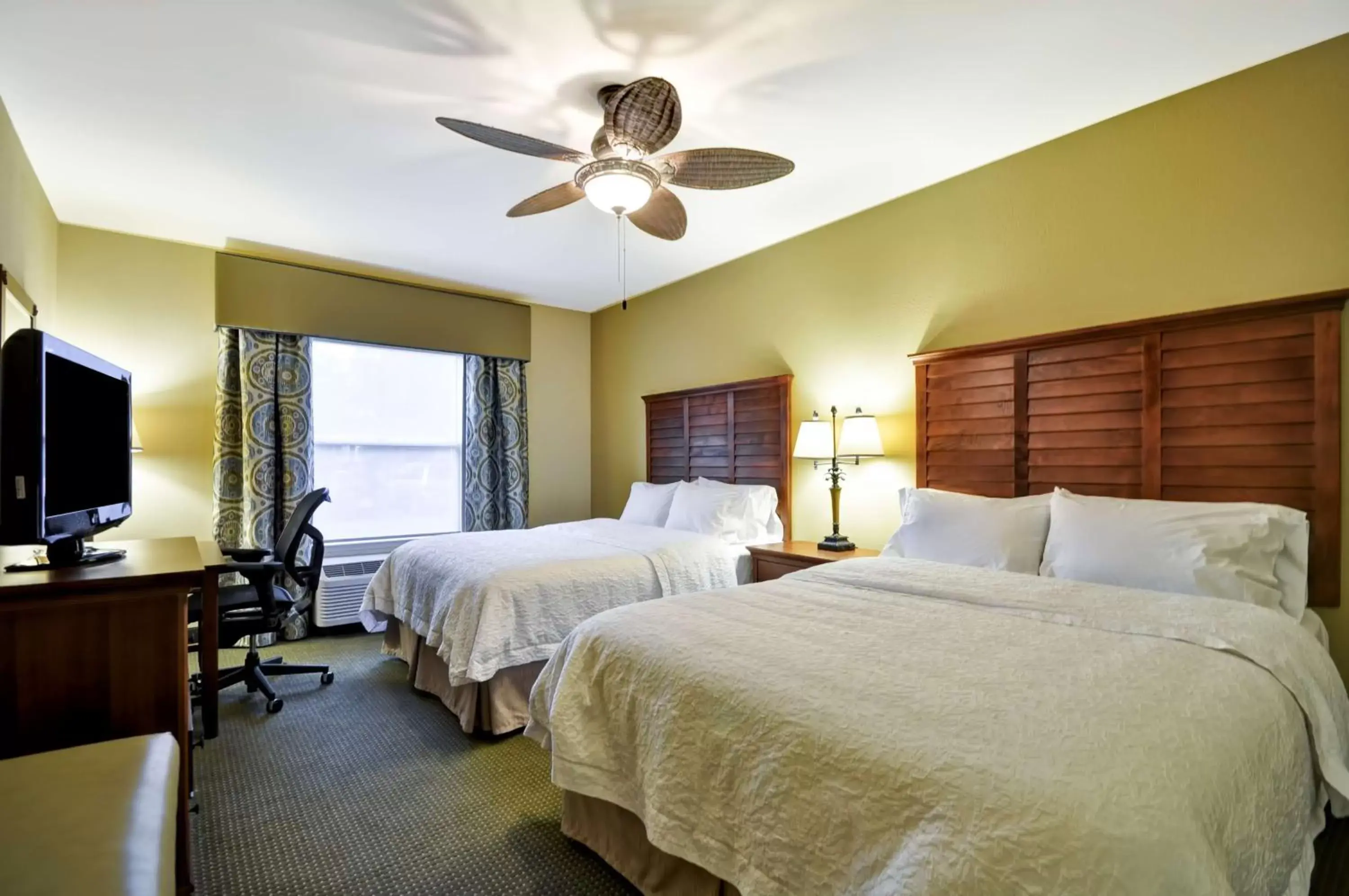 Bed in Hampton Inn & Suites Charleston/Mt. Pleasant-Isle Of Palms