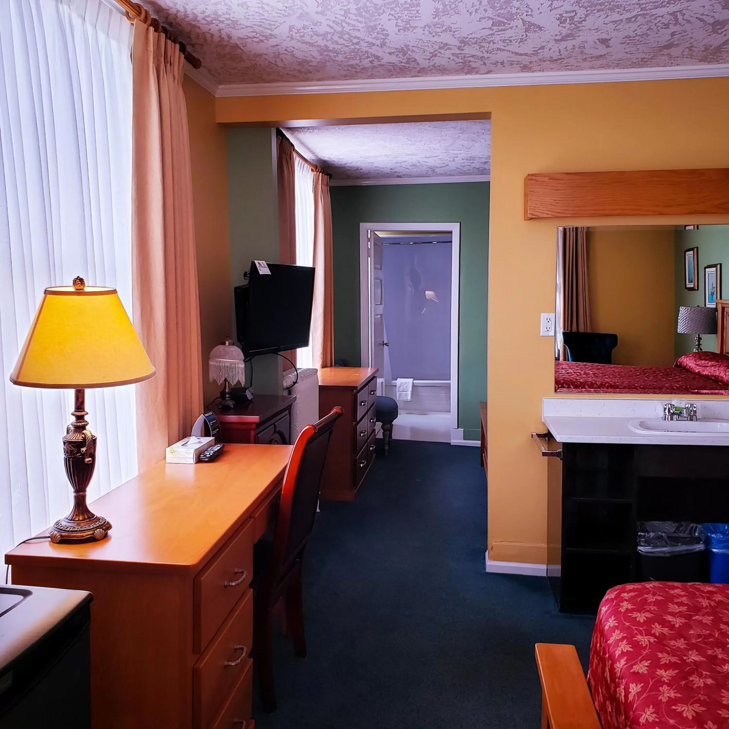 Family, TV/Entertainment Center in James Bay Inn Hotel, Suites & Cottage