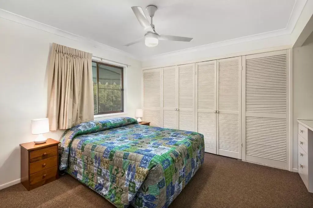 Bed in Whiteoaks Motel & Lodges