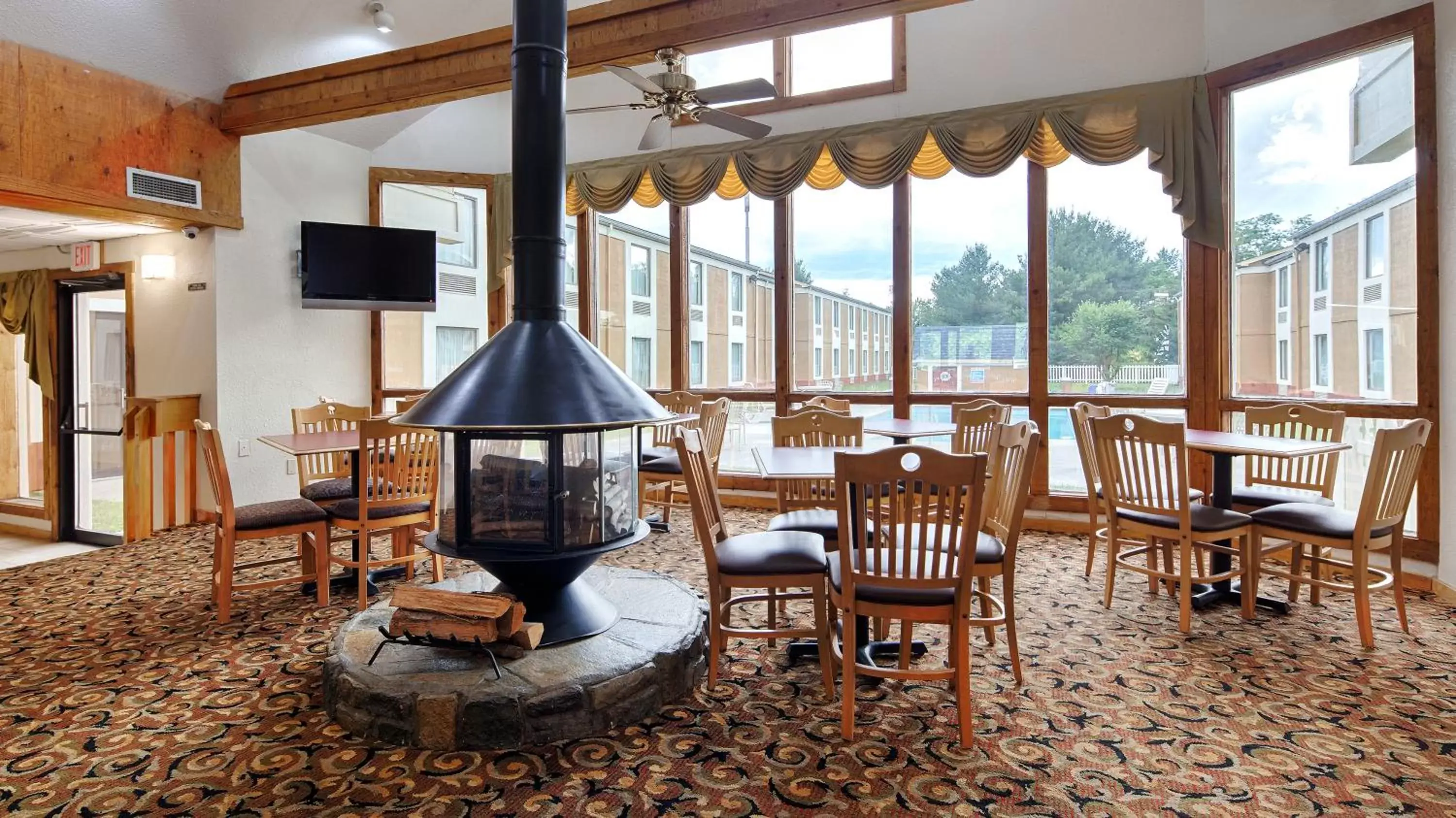 Lobby or reception in SureStay Plus Hotel by Best Western Wytheville