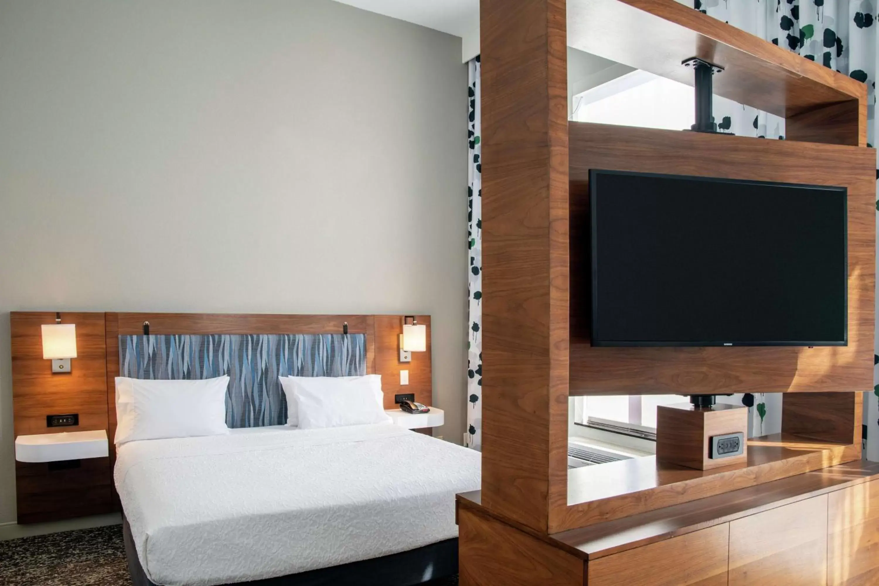 Bed in Hampton Inn & Suites Sherman Oaks