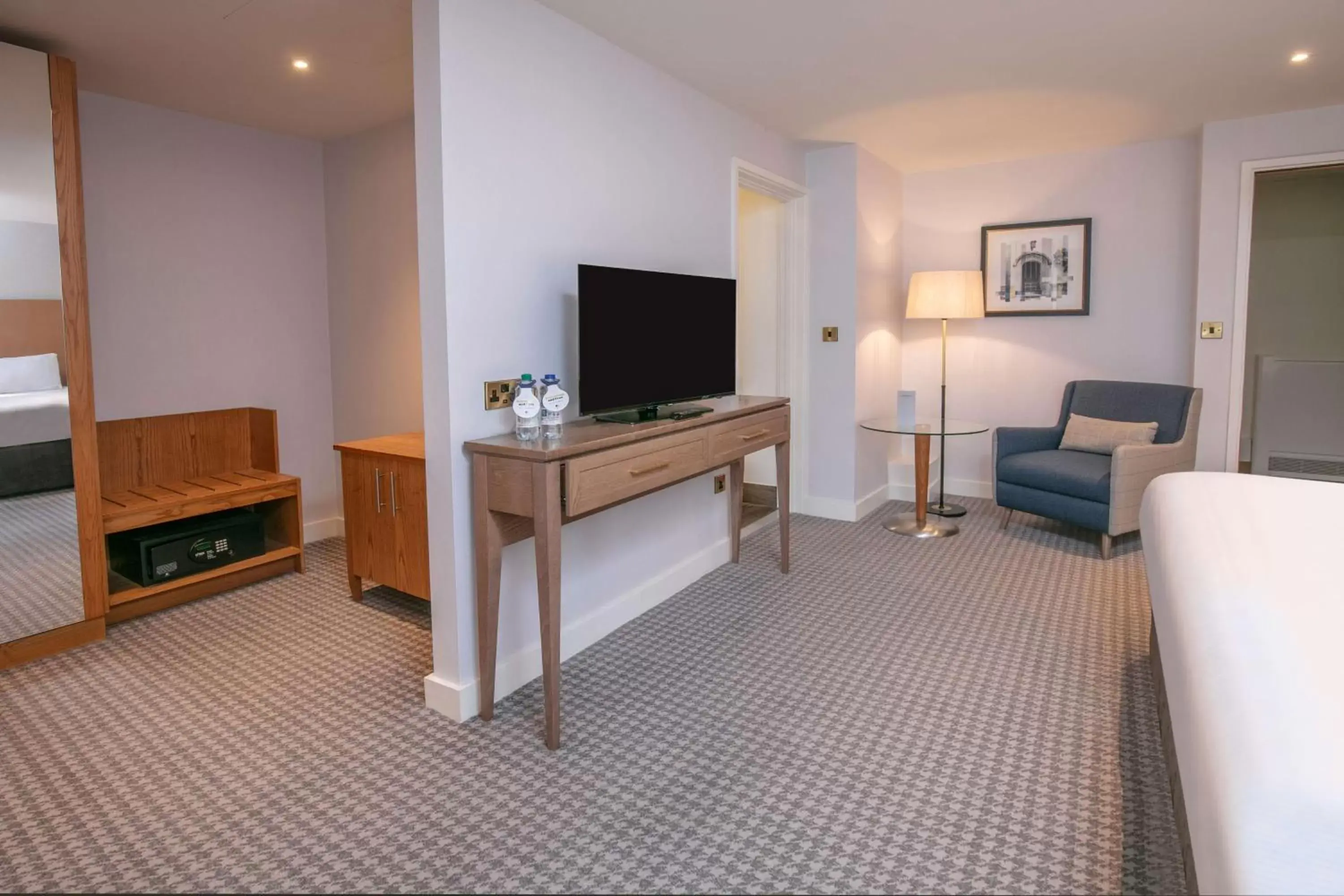 Bedroom, TV/Entertainment Center in DoubleTree by Hilton Oxford Belfry