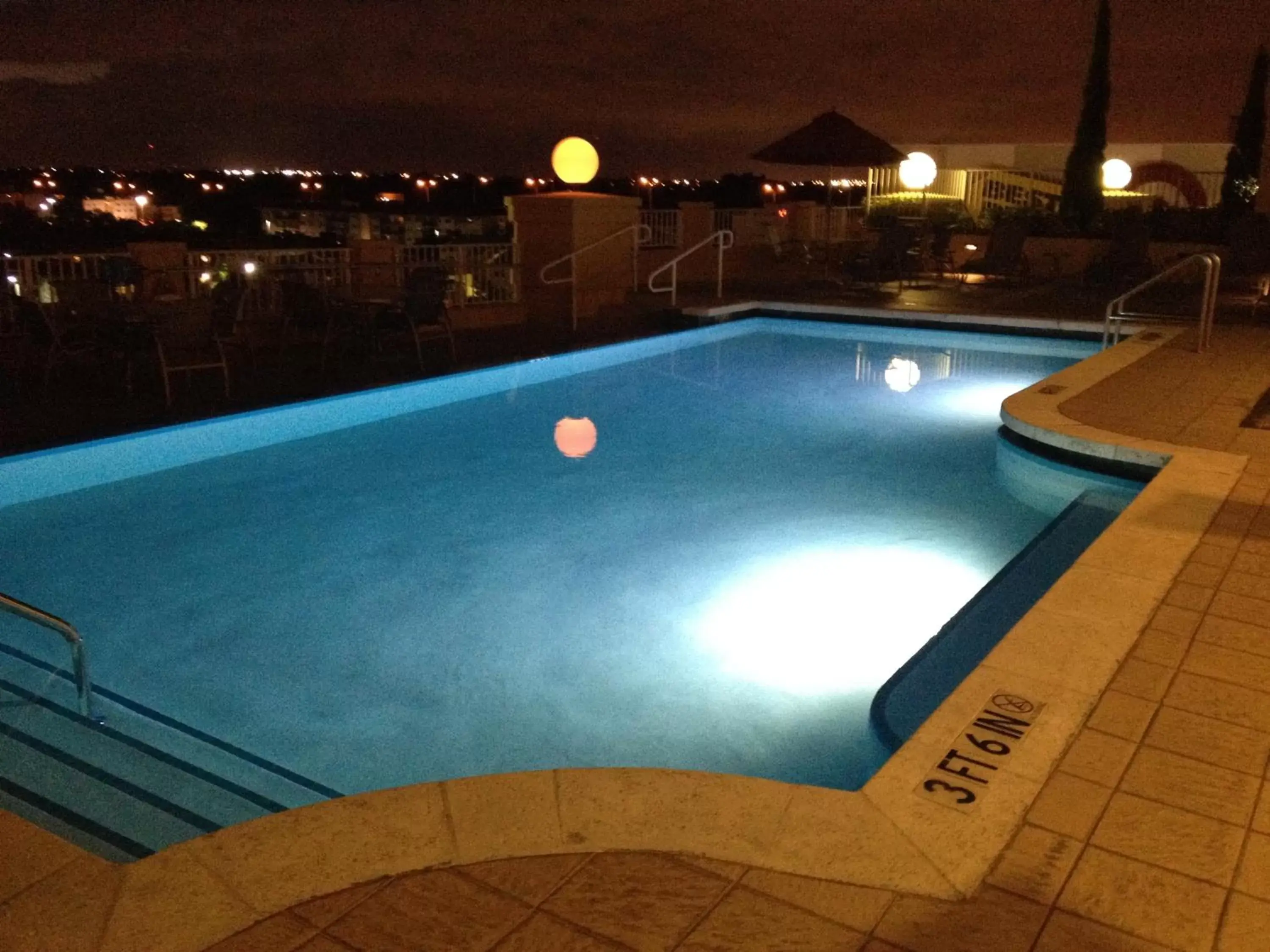 Swimming Pool in Dadeland Towers by Miami Vacations