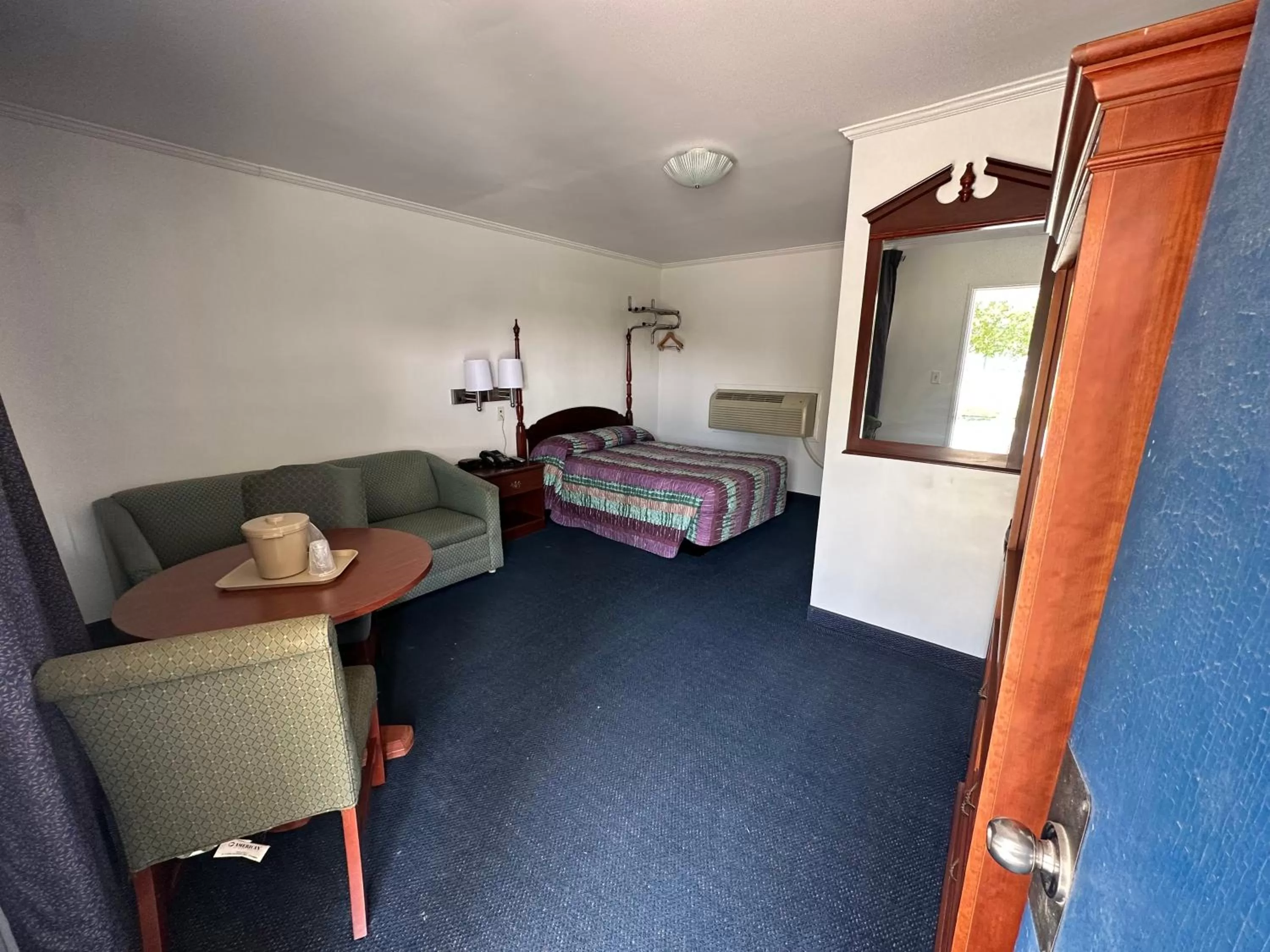 Seating area, Bed in Four Oaks Lodging