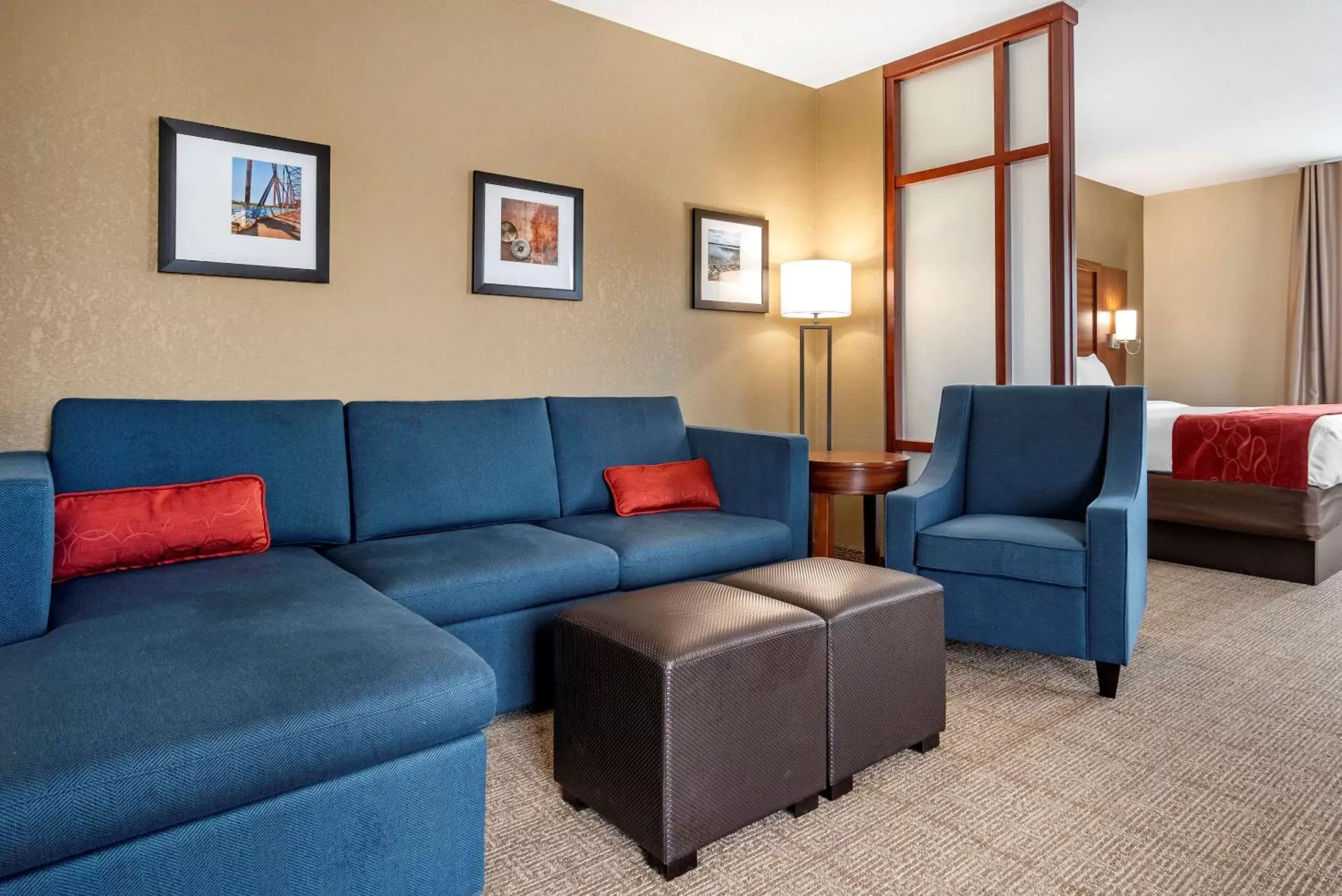 Photo of the whole room, Seating Area in Comfort Suites Airport Flowood
