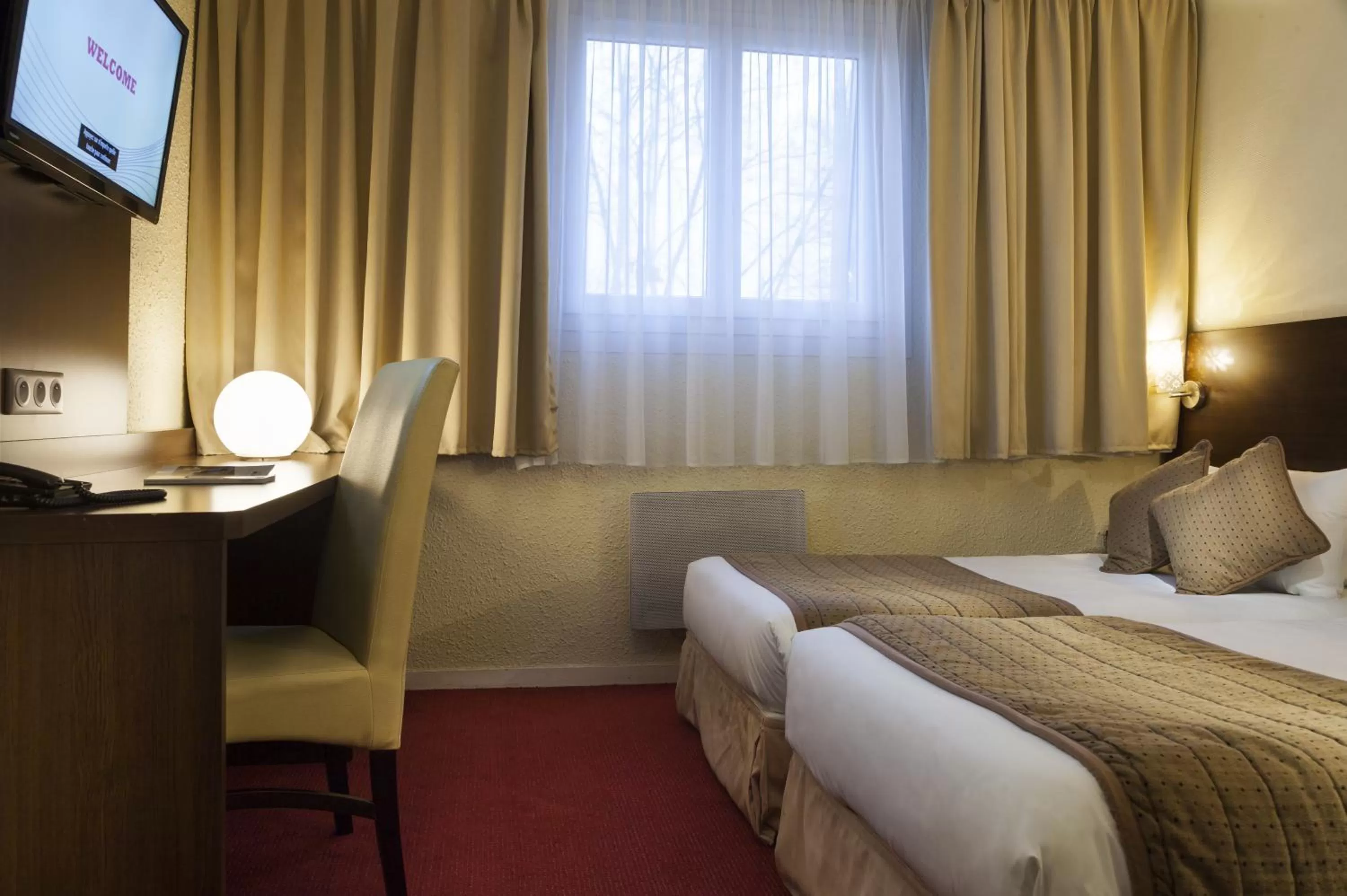 Communal lounge/ TV room, Bed in The Originals City, Hôtel Paris Sud, Orly-Draveil