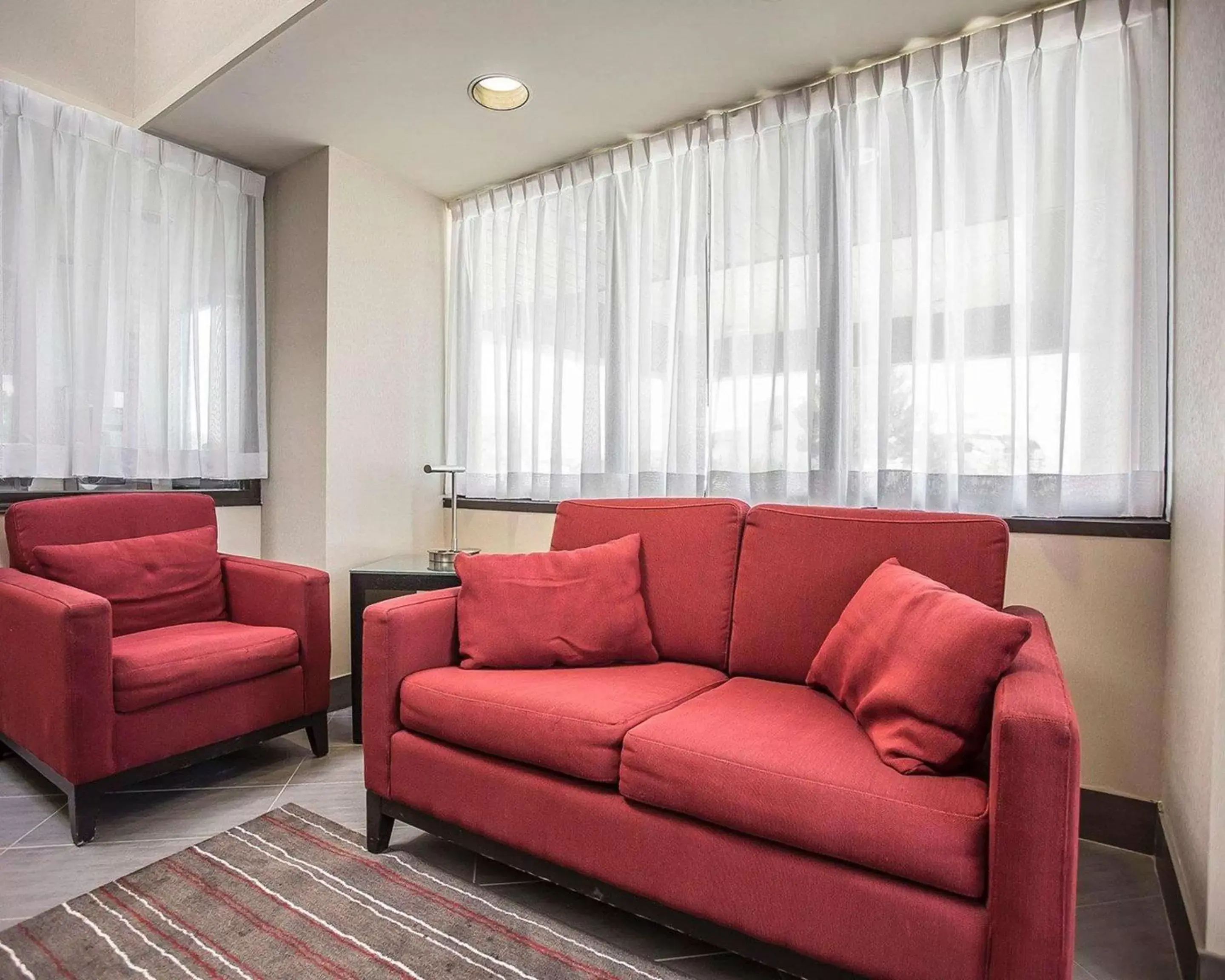 Lobby or reception, Seating Area in Comfort Inn Gatineau