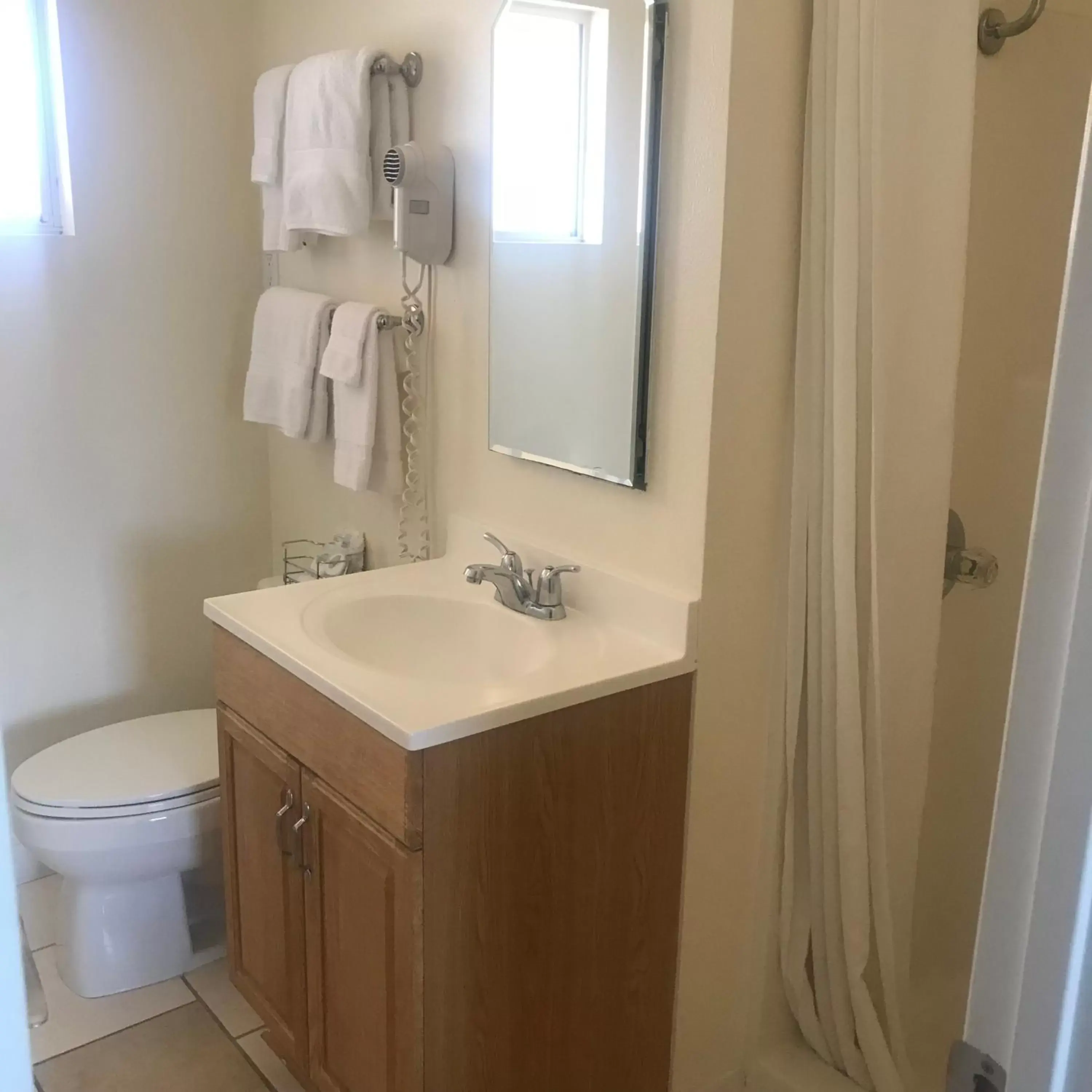 Bathroom in Bella Capri Inn and Suites