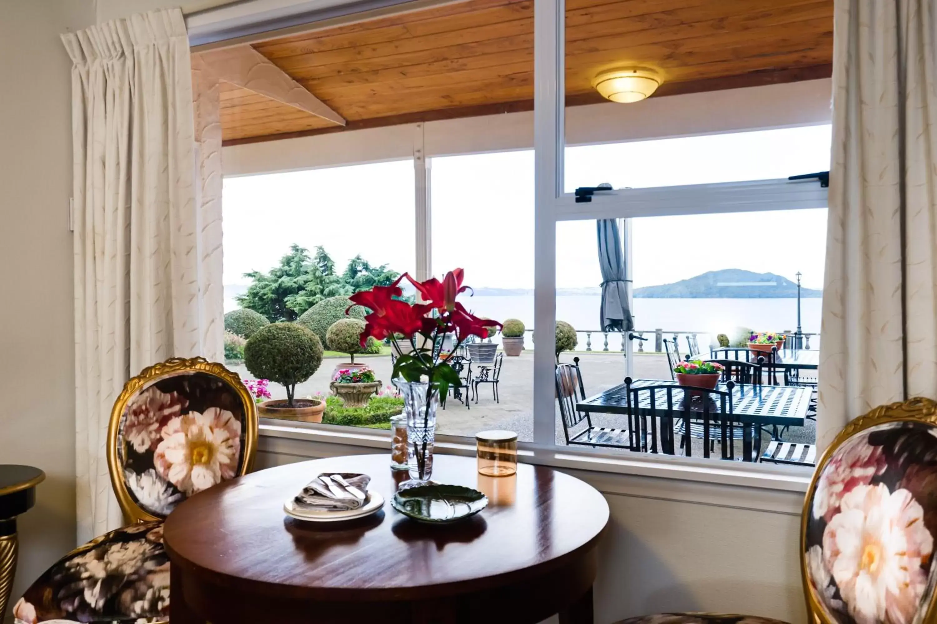 Dining area in On The Point - Lake Rotorua