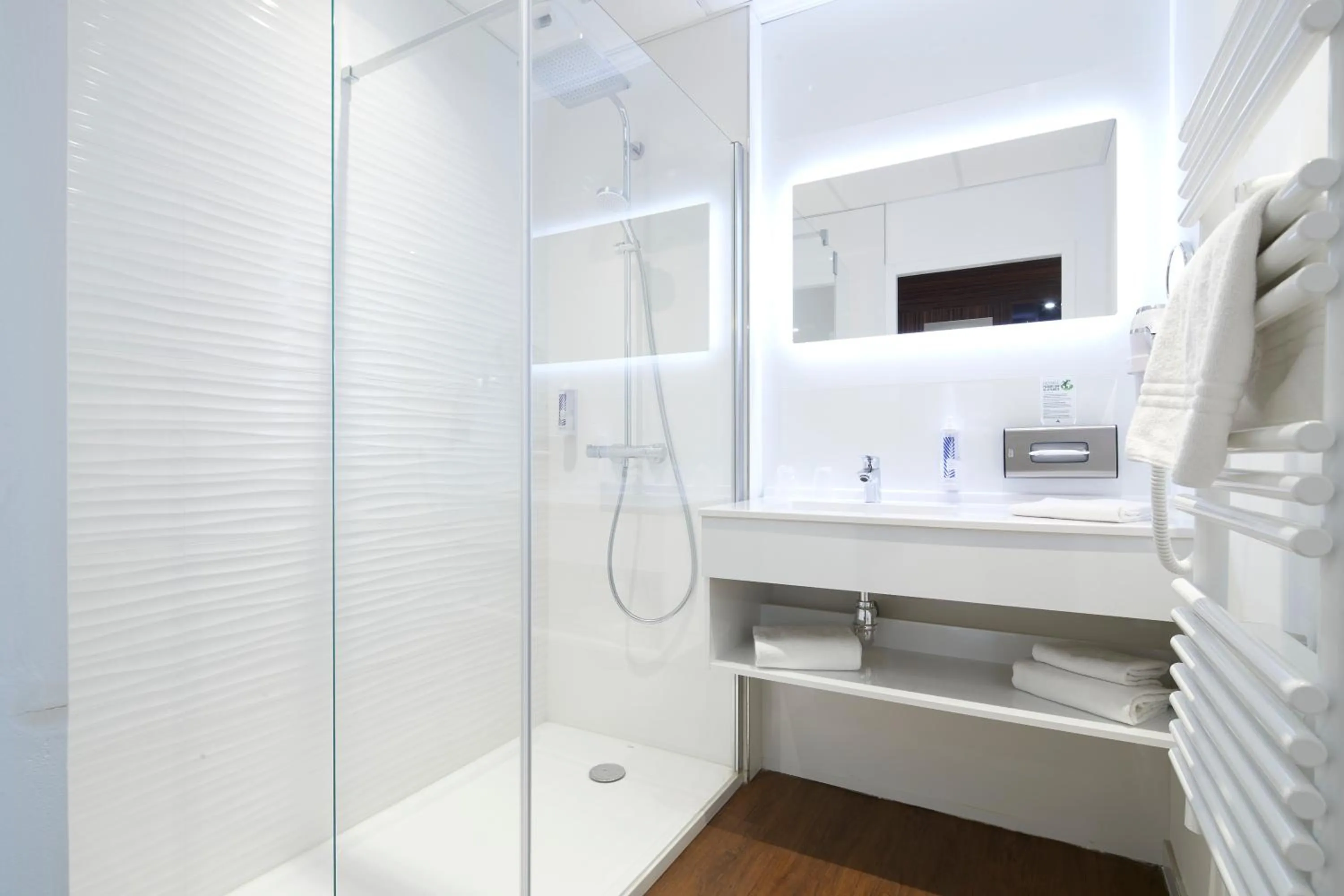 Bathroom in Westotel Pornic Côte de Jade