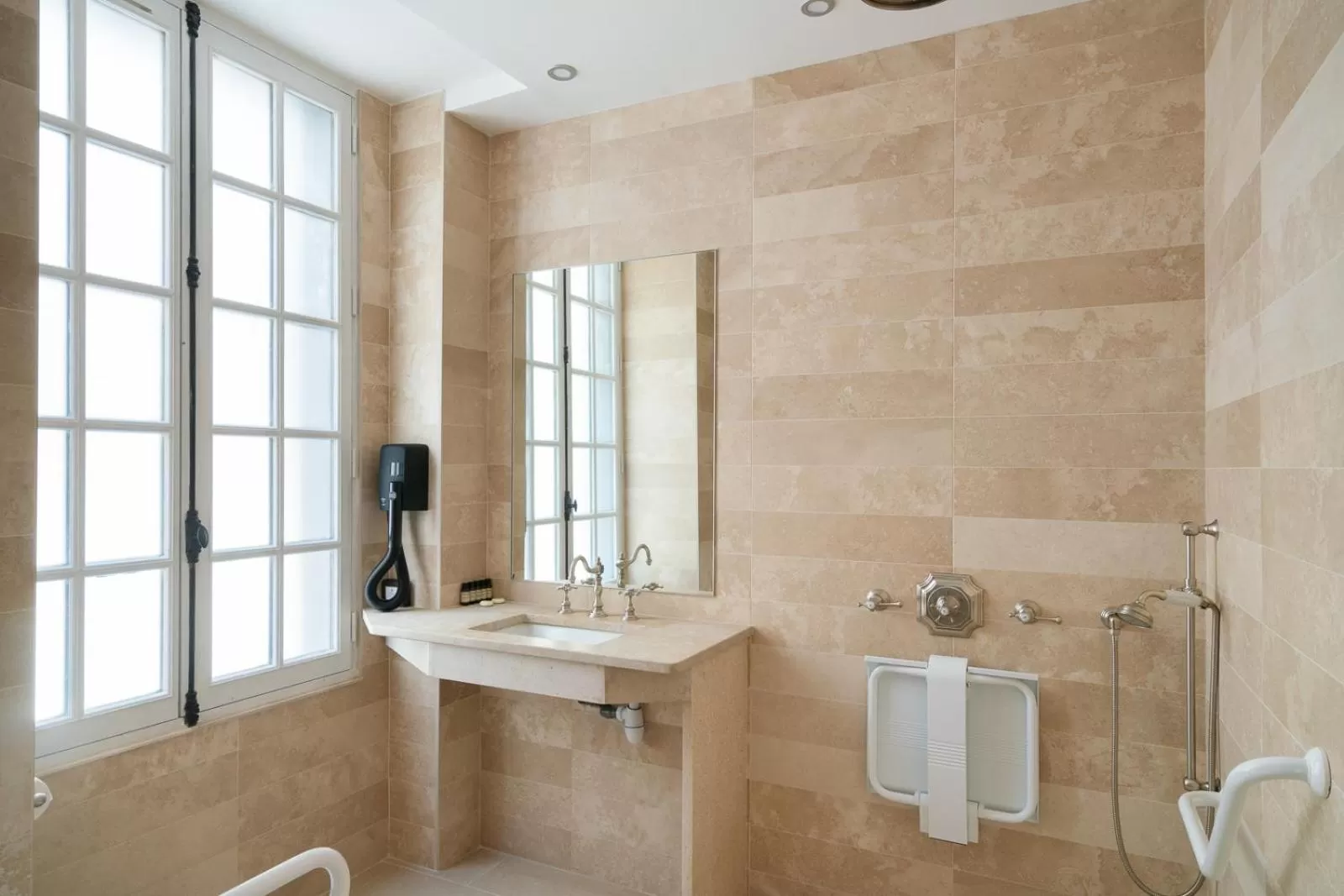 Shower in Hotel Saint-Louis en L'Isle - Notre-Dame