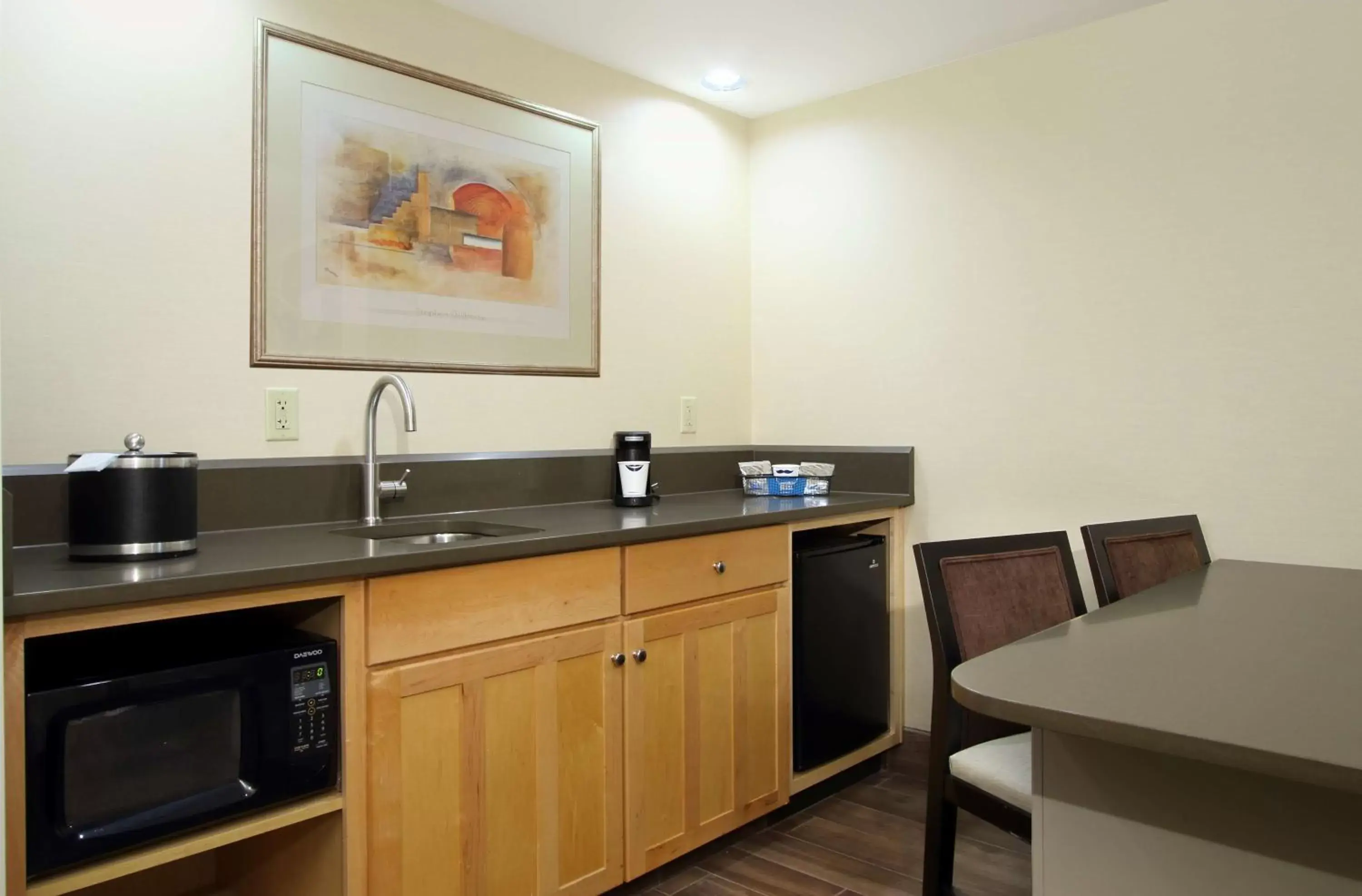 Bed, Kitchen/Kitchenette in Hampton Inn & Suites Columbus-Downtown, Ohio