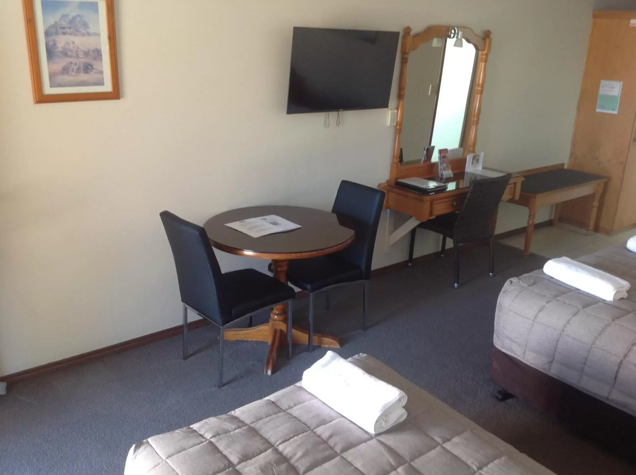 Seating area, TV/Entertainment Center in Sandstock Motor Inn Armidale