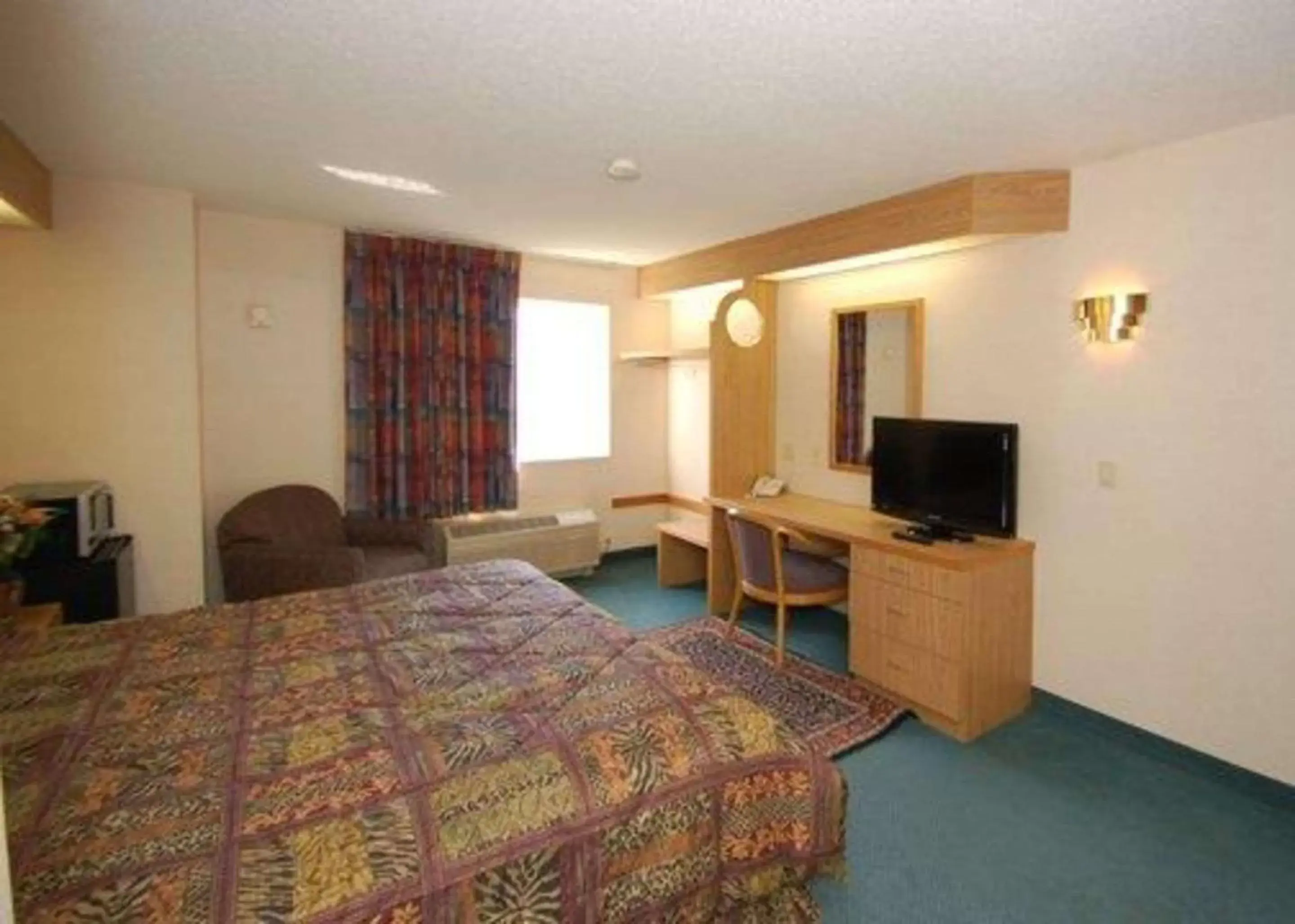 Photo of the whole room, TV/Entertainment Center in Rodeway Inn Willington North