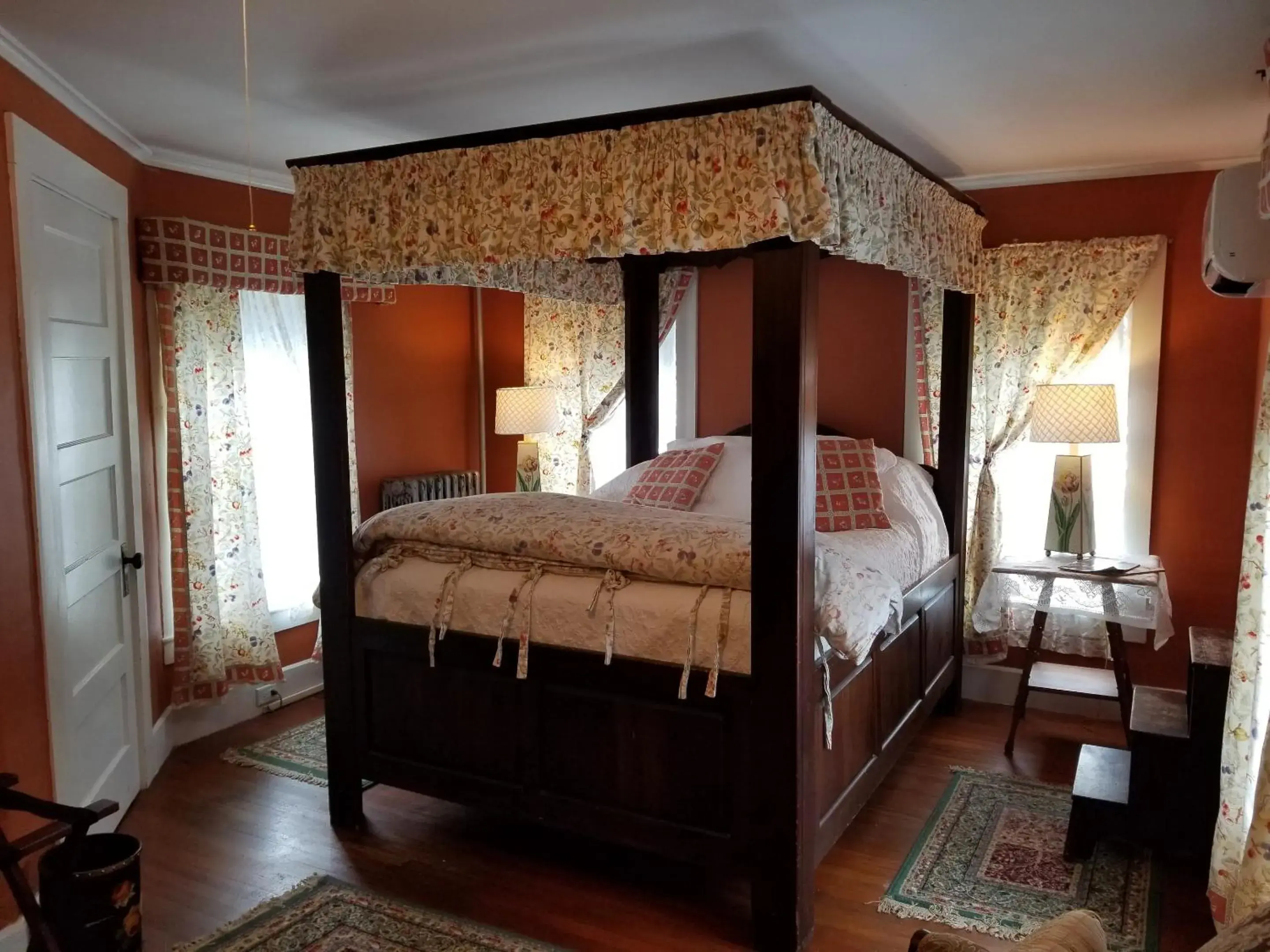 Bedroom, Bed in Monadnock Inn