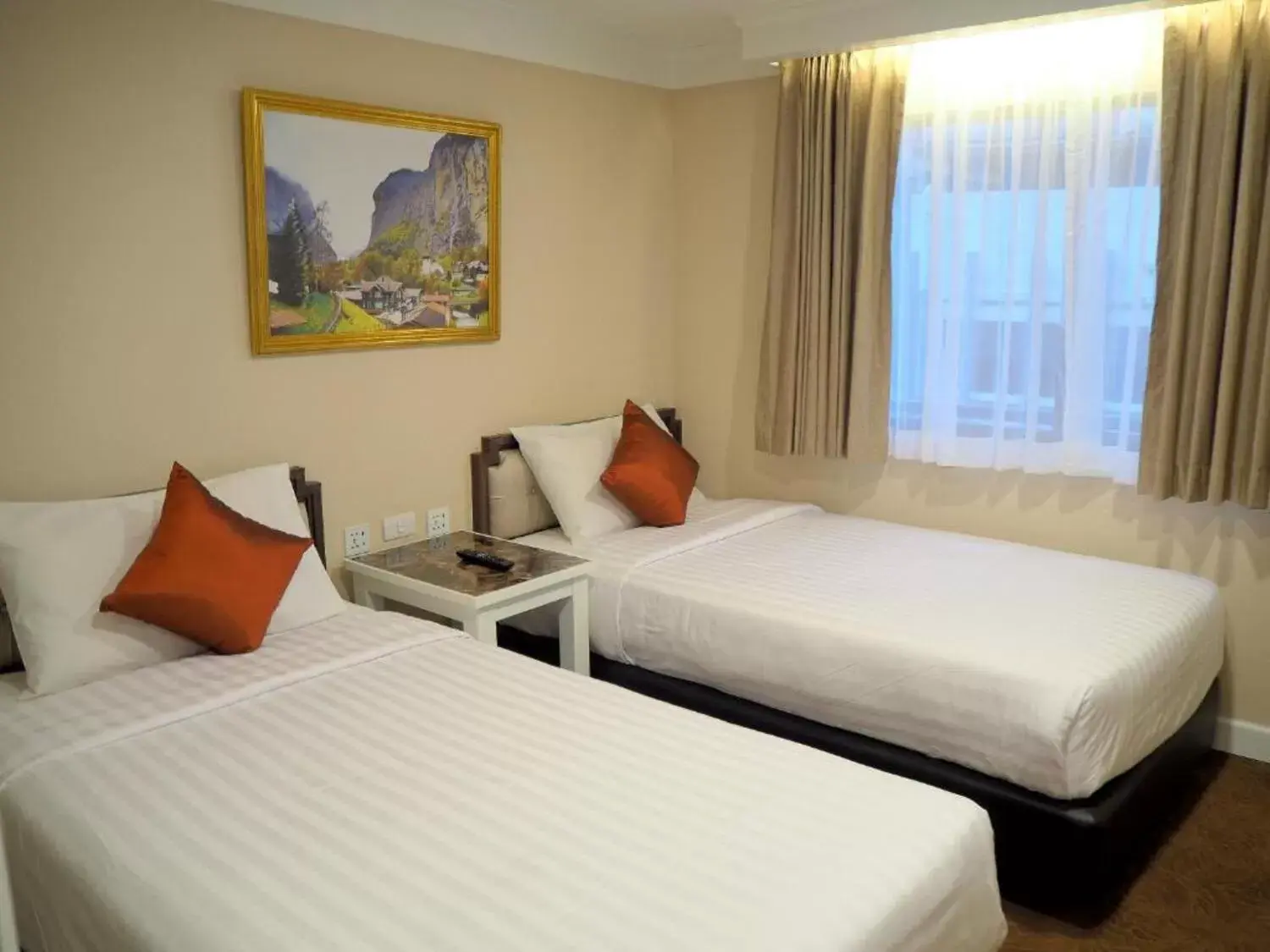 Bedroom, Bed in Kingston Suites Bangkok