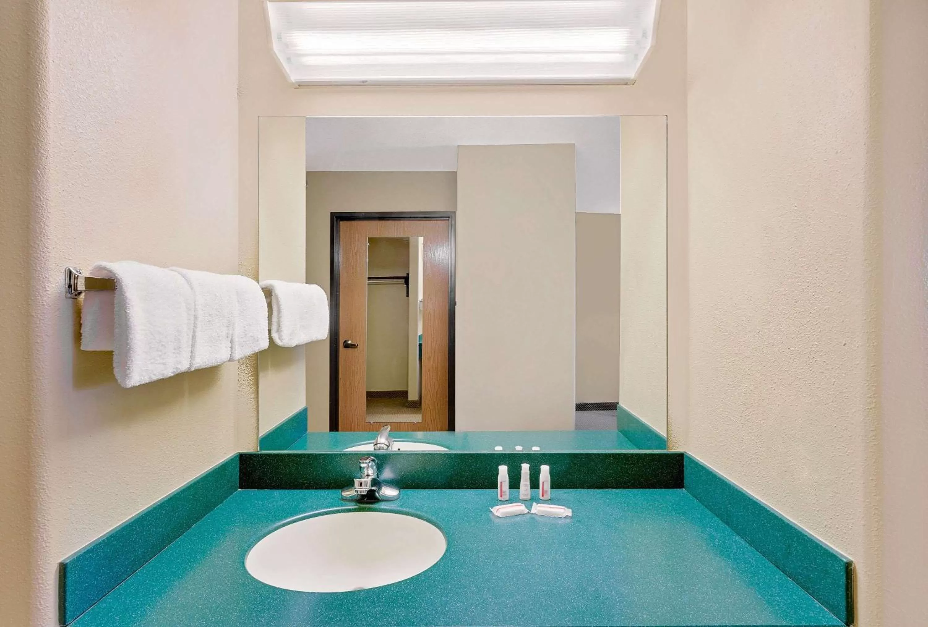 Bathroom in Pinedale Hotel & Suites