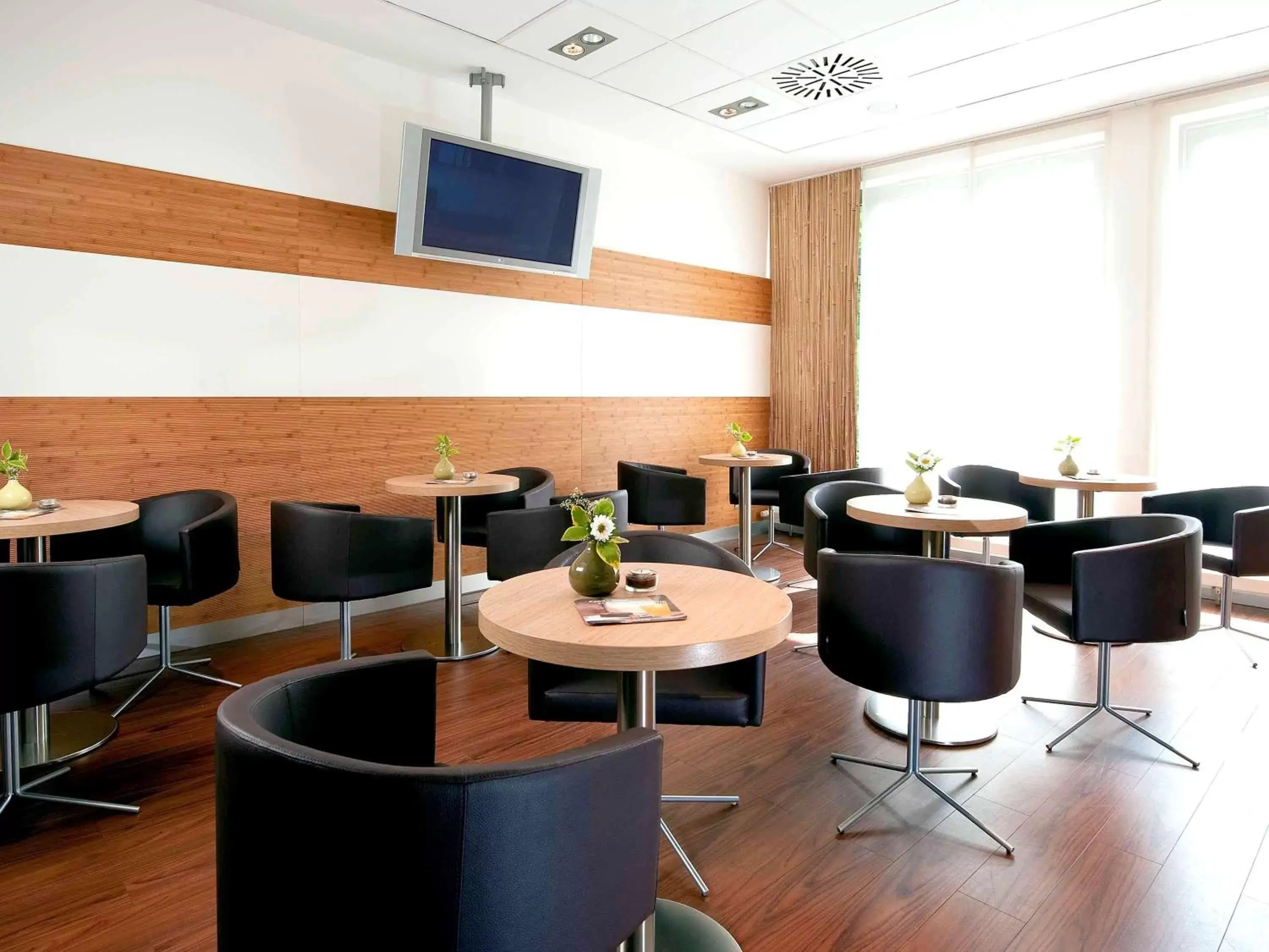 Lounge or bar, Restaurant/Places to Eat in ibis Hotel Berlin Mitte