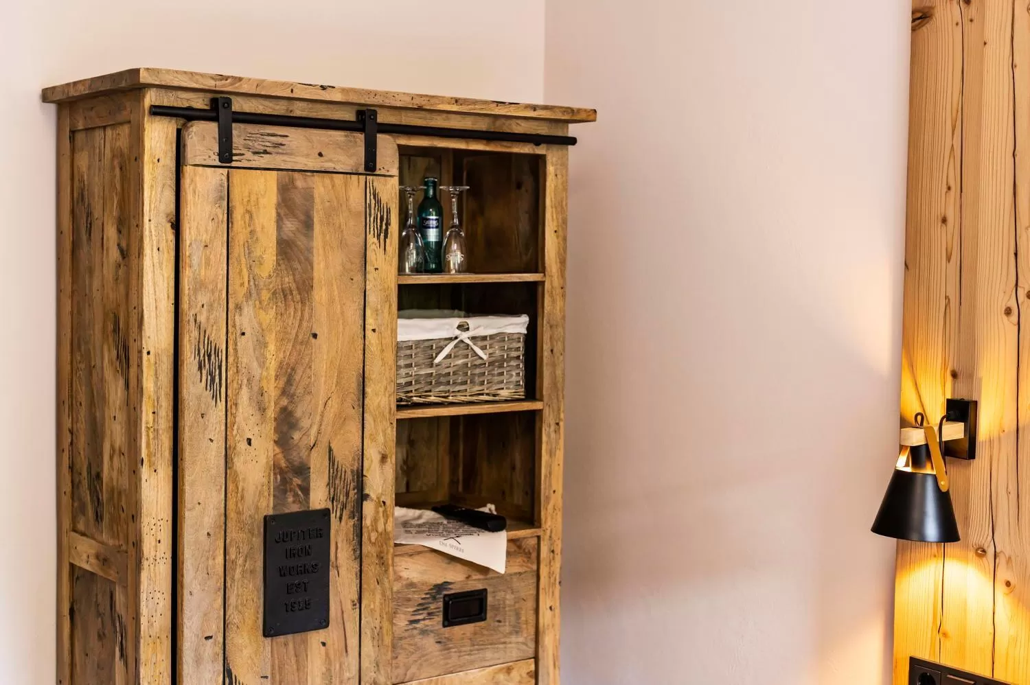 TV/Entertainment Center in Die Sperre