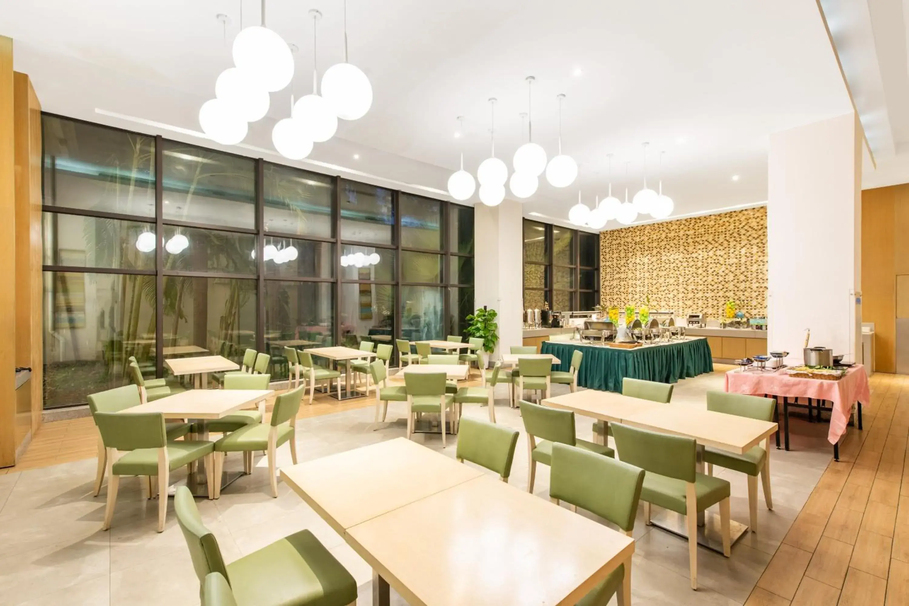 Breakfast, Restaurant/Places to Eat in Holiday Inn Express Haikou West Coast, an IHG Hotel