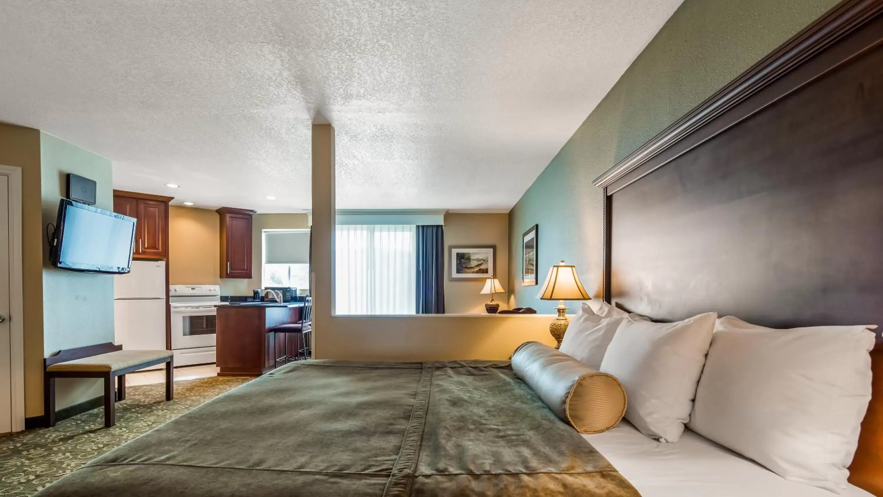 Bedroom, Seating Area in Best Western Salbasgeon Inn & Suites