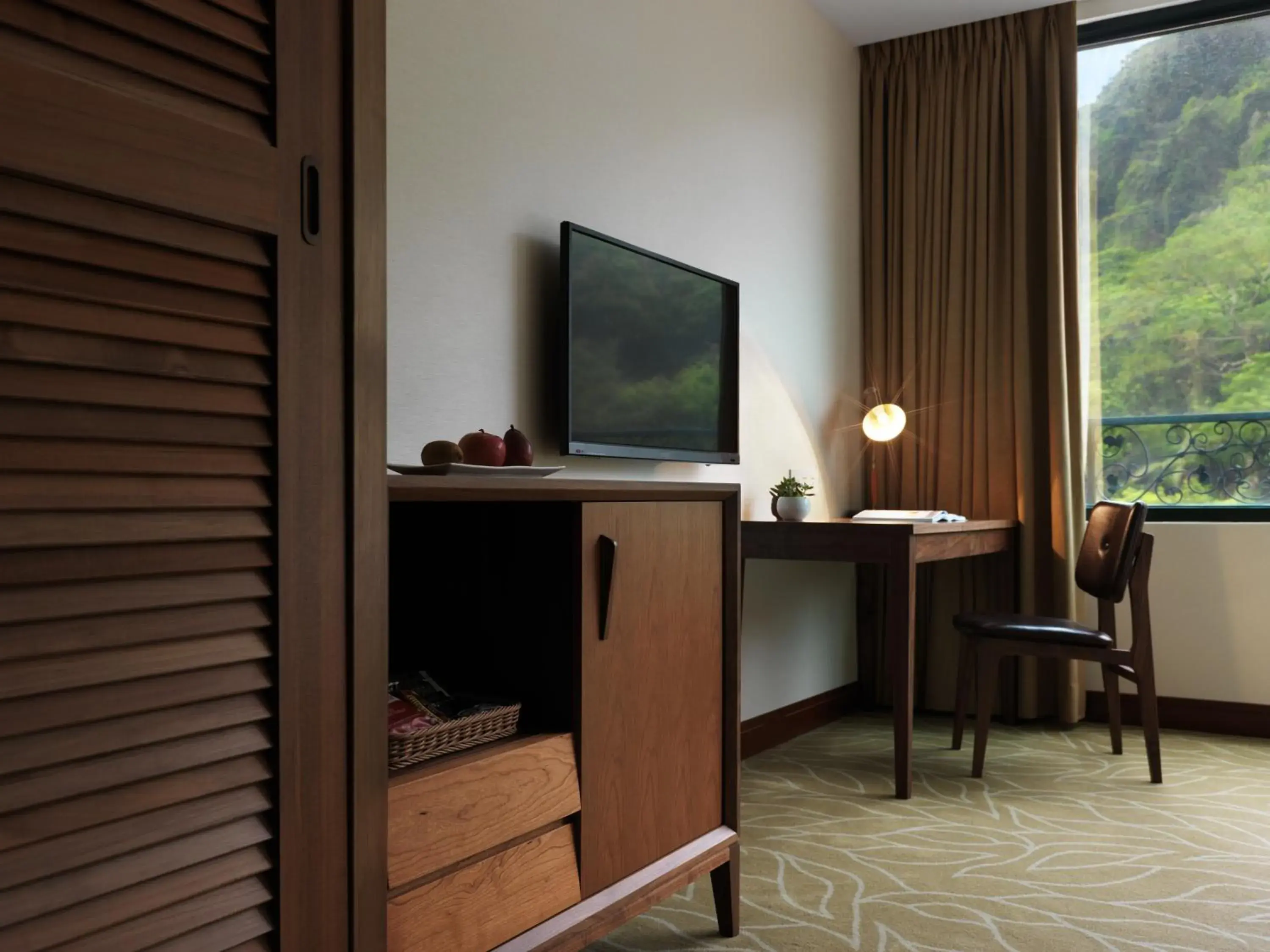 Bedroom, TV/Entertainment Center in Yusense Hotel