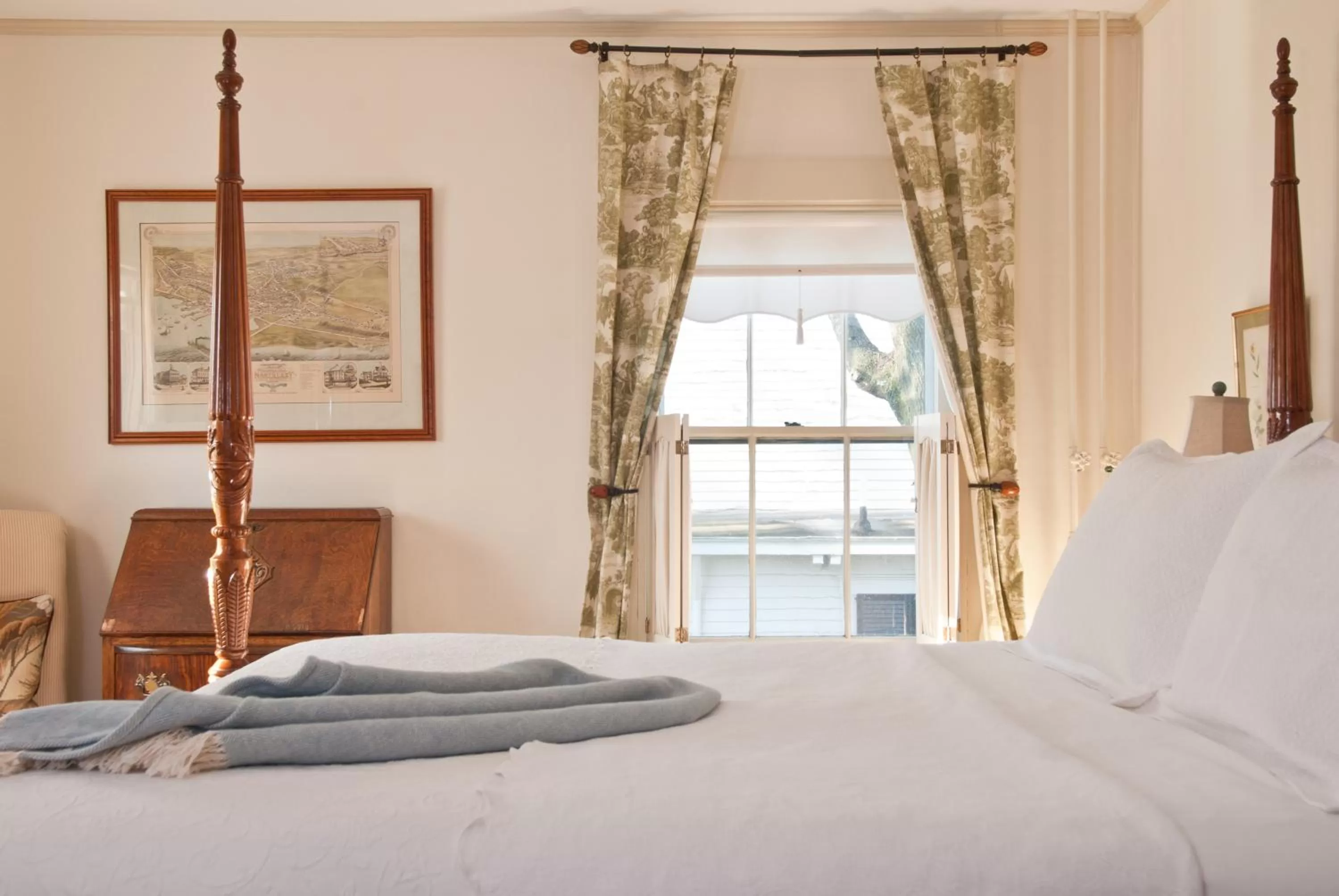 Bed in Marshall Slocum Inn