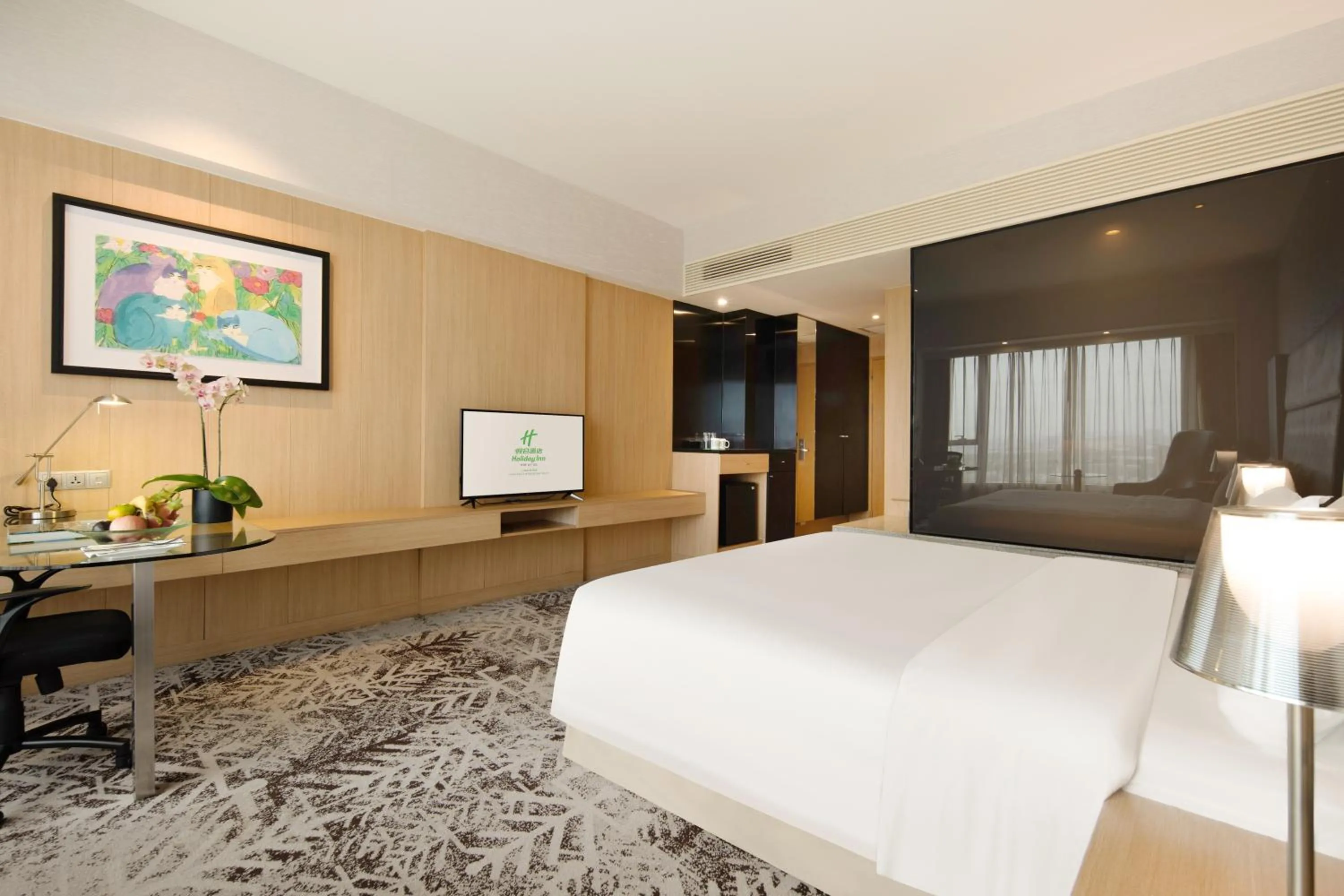Photo of the whole room, Bed in Holiday Inn Shanghai Hongqiao West by IHG