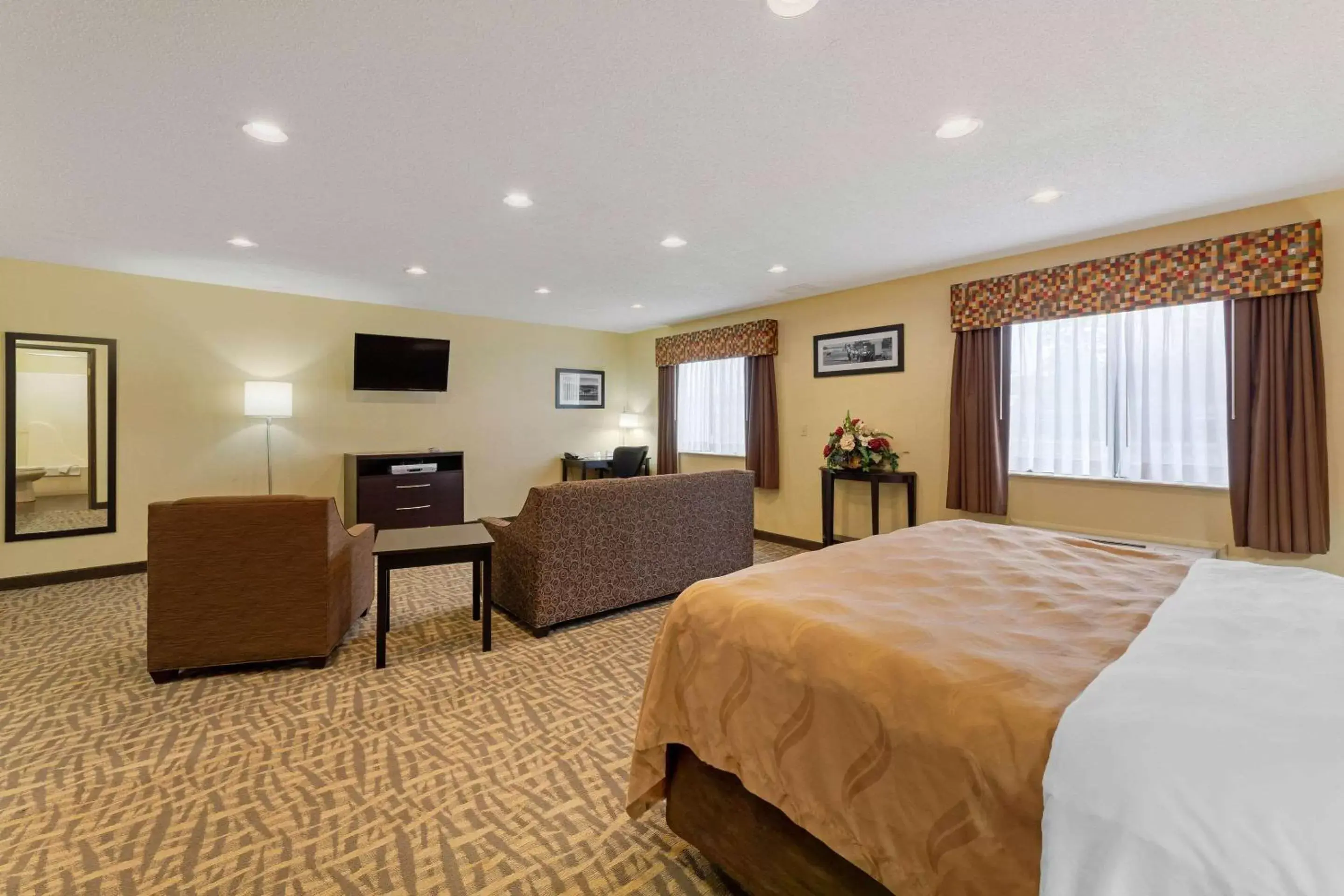 Photo of the whole room in Quality Inn-Wooster
