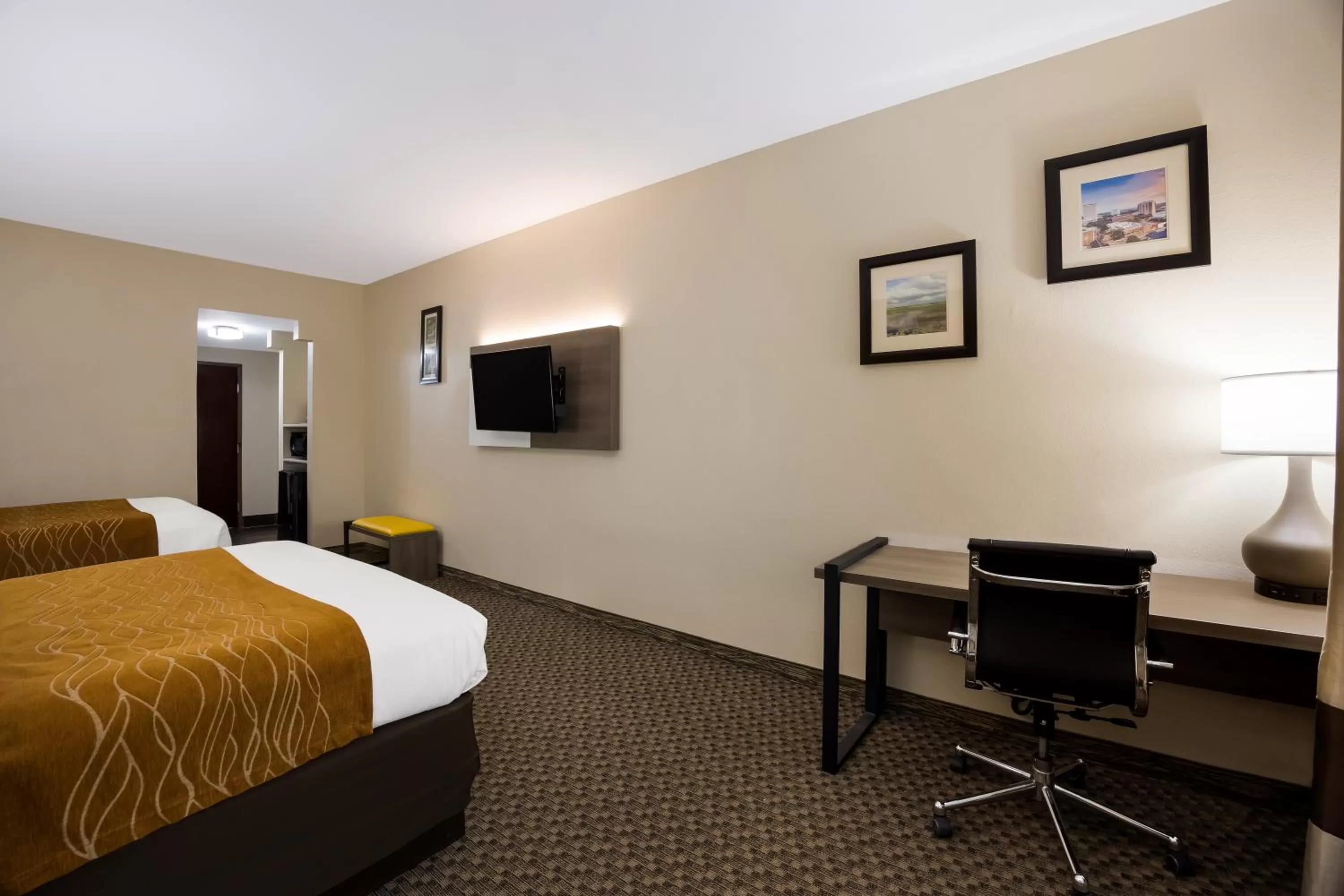 TV and multimedia, Bed in Comfort Inn & Suites Midway - Tallahassee West